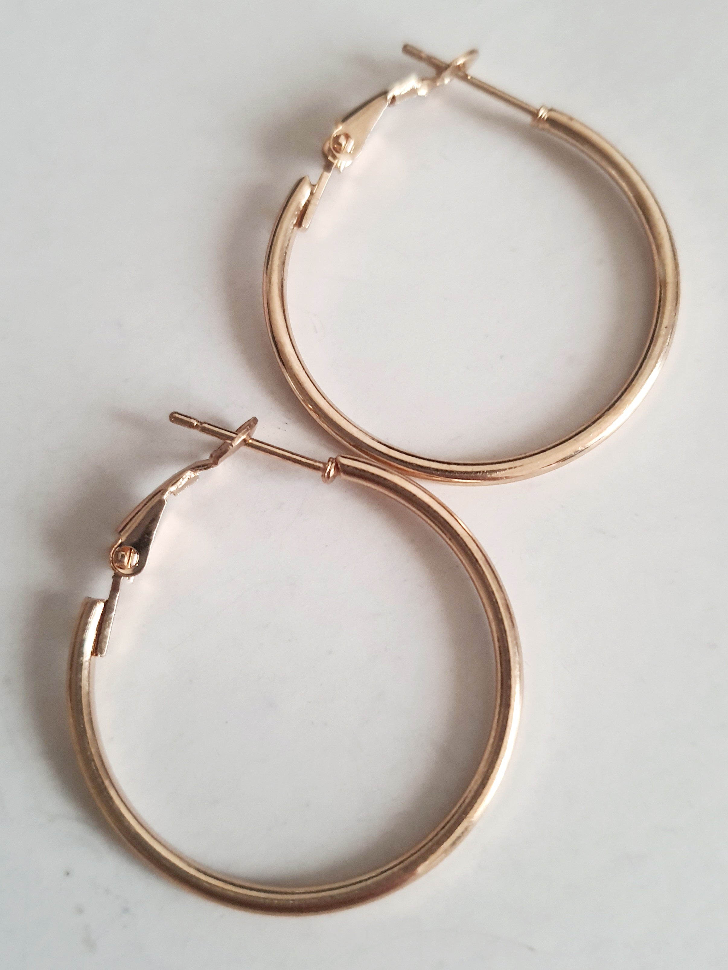 Zestaw dwóch par kolczyków – eleganckie kolczyki ze stali nierdzewnej, jedna para klasyczne złote koła, druga w stylu art deco, w kolorze pudrowego różu. Biżuteria damska 4 cm, idealna na prezent, odporna na wodę i uczulenia.


