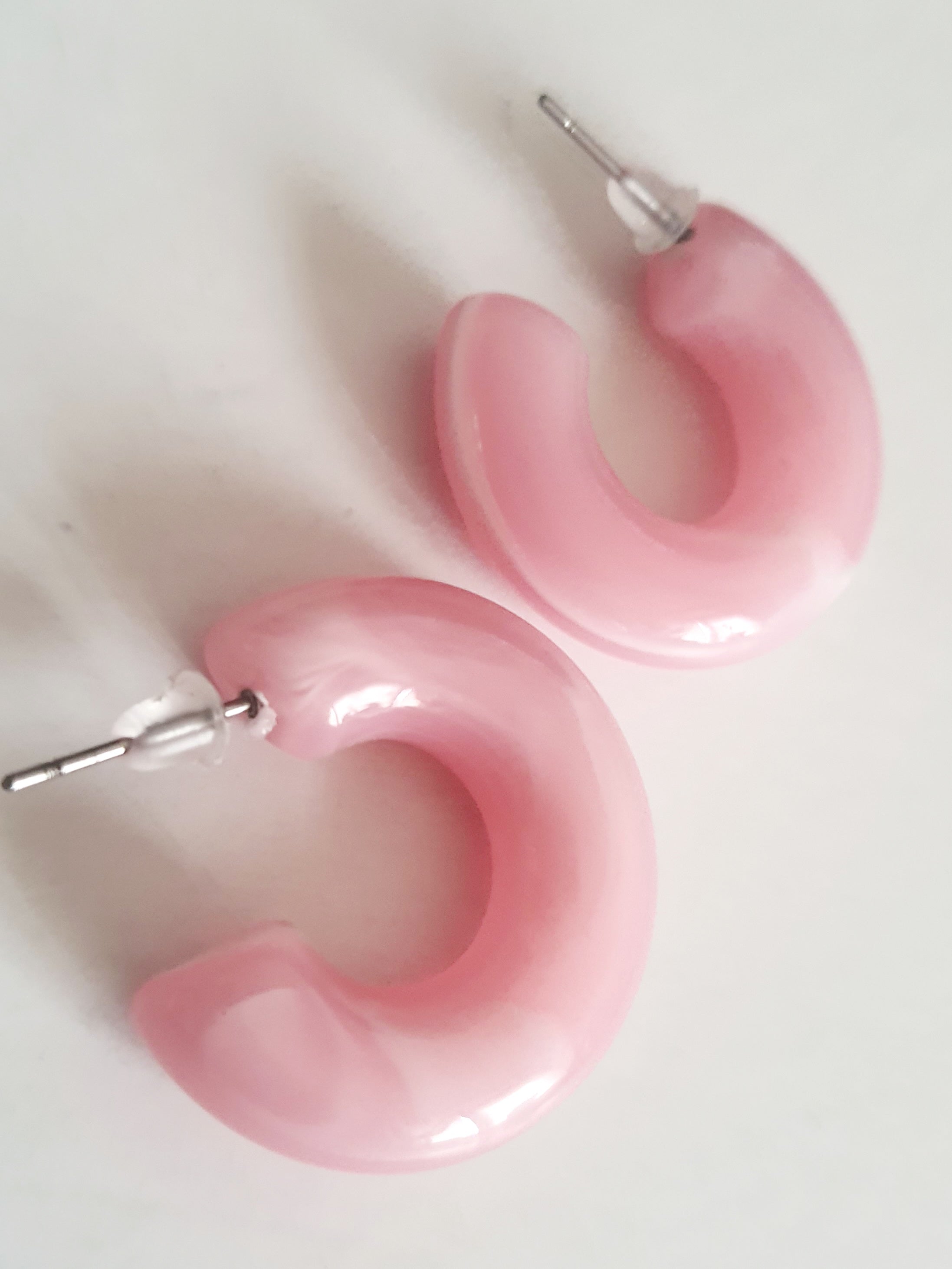 Zestaw dwóch par kolczyków – eleganckie kolczyki ze stali nierdzewnej, jedna para klasyczne złote koła, druga w stylu art deco, w kolorze pudrowego różu. Biżuteria damska 4 cm, idealna na prezent, odporna na wodę i uczulenia.

