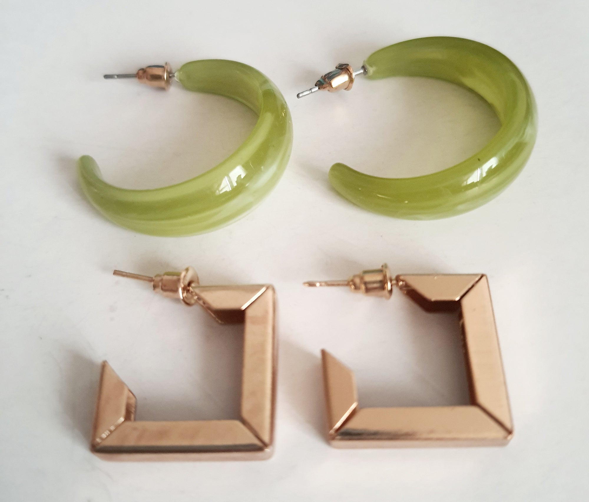 Kolczyki zestaw dwóch par: eleganckie złote kolczyki geometryczne oraz kolczyki typu hoop w stylu boho z jadeitowego tworzywa. Styl vintage, długość 2 cm.

