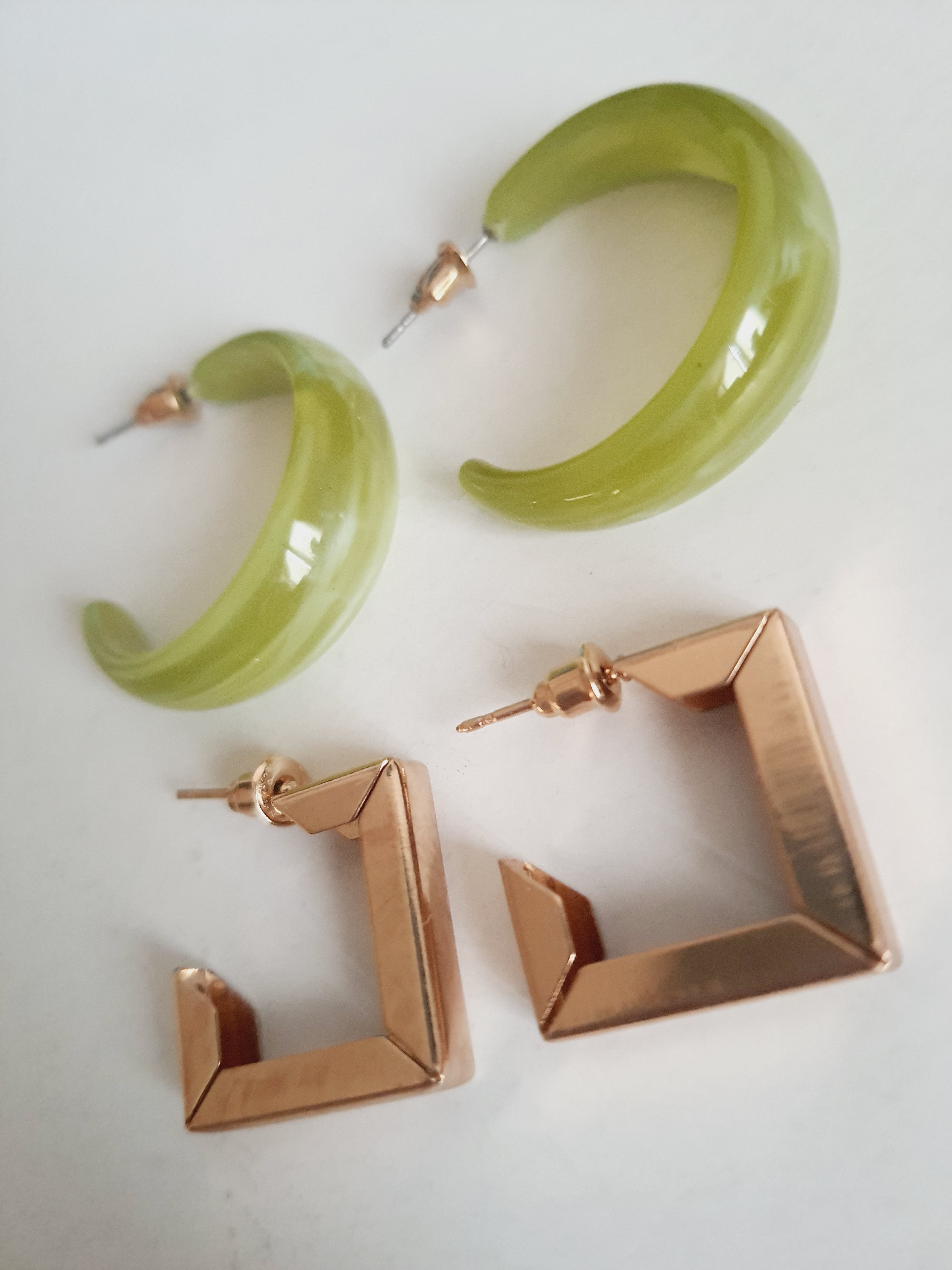 Kolczyki zestaw dwóch par: eleganckie złote kolczyki geometryczne oraz kolczyki typu hoop w stylu boho z jadeitowego tworzywa. Styl vintage, długość 2 cm.

