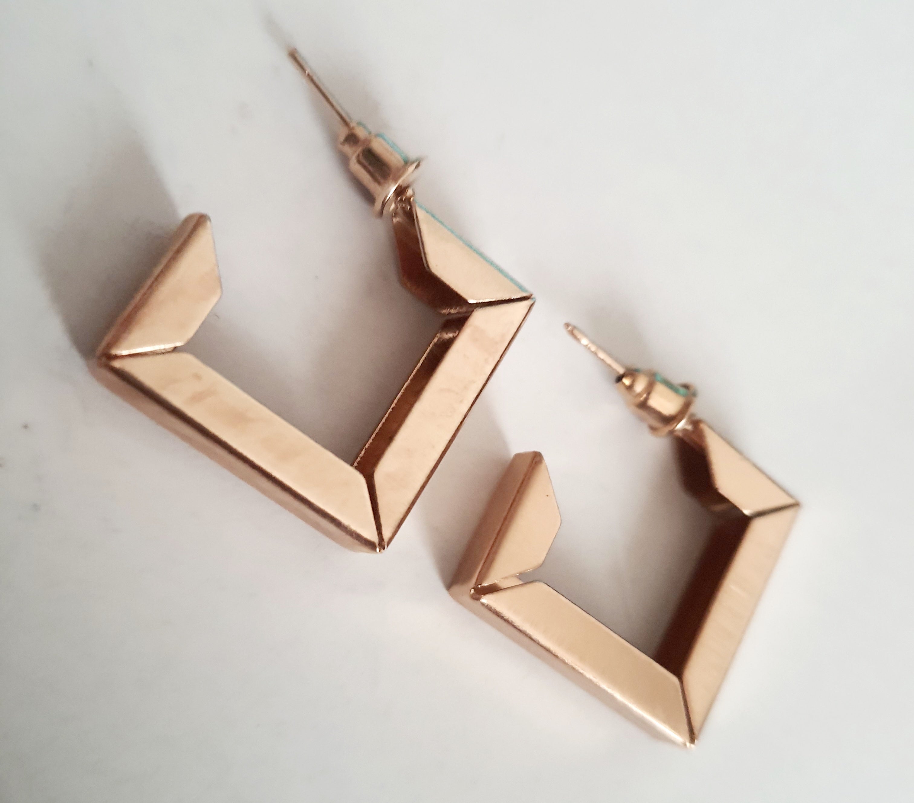 Kolczyki zestaw dwóch par: eleganckie złote kolczyki geometryczne oraz kolczyki typu hoop w stylu boho z jadeitowego tworzywa. Styl vintage, długość 2 cm.

