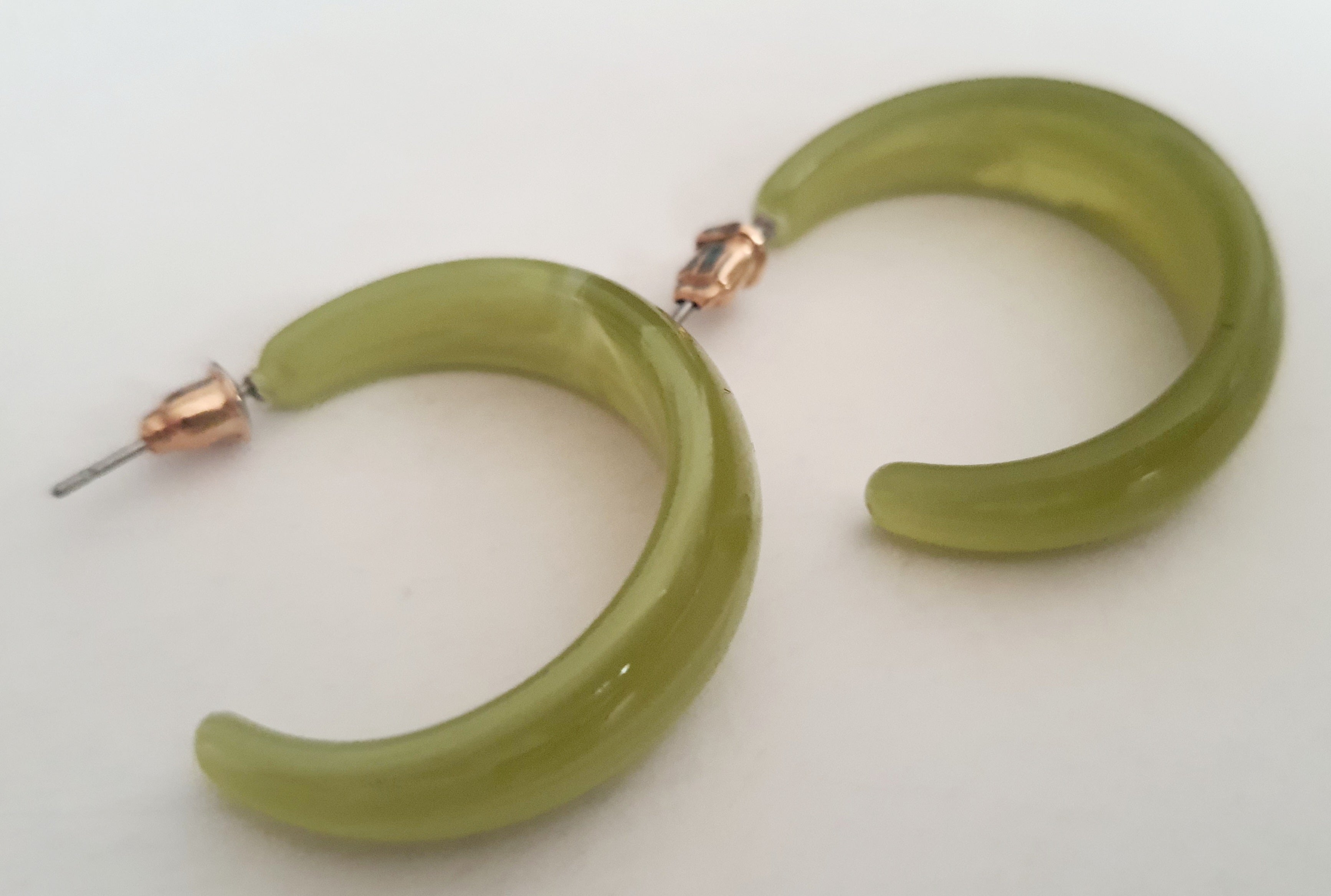 Kolczyki zestaw dwóch par: eleganckie złote kolczyki geometryczne oraz kolczyki typu hoop w stylu boho z jadeitowego tworzywa. Styl vintage, długość 2 cm.

