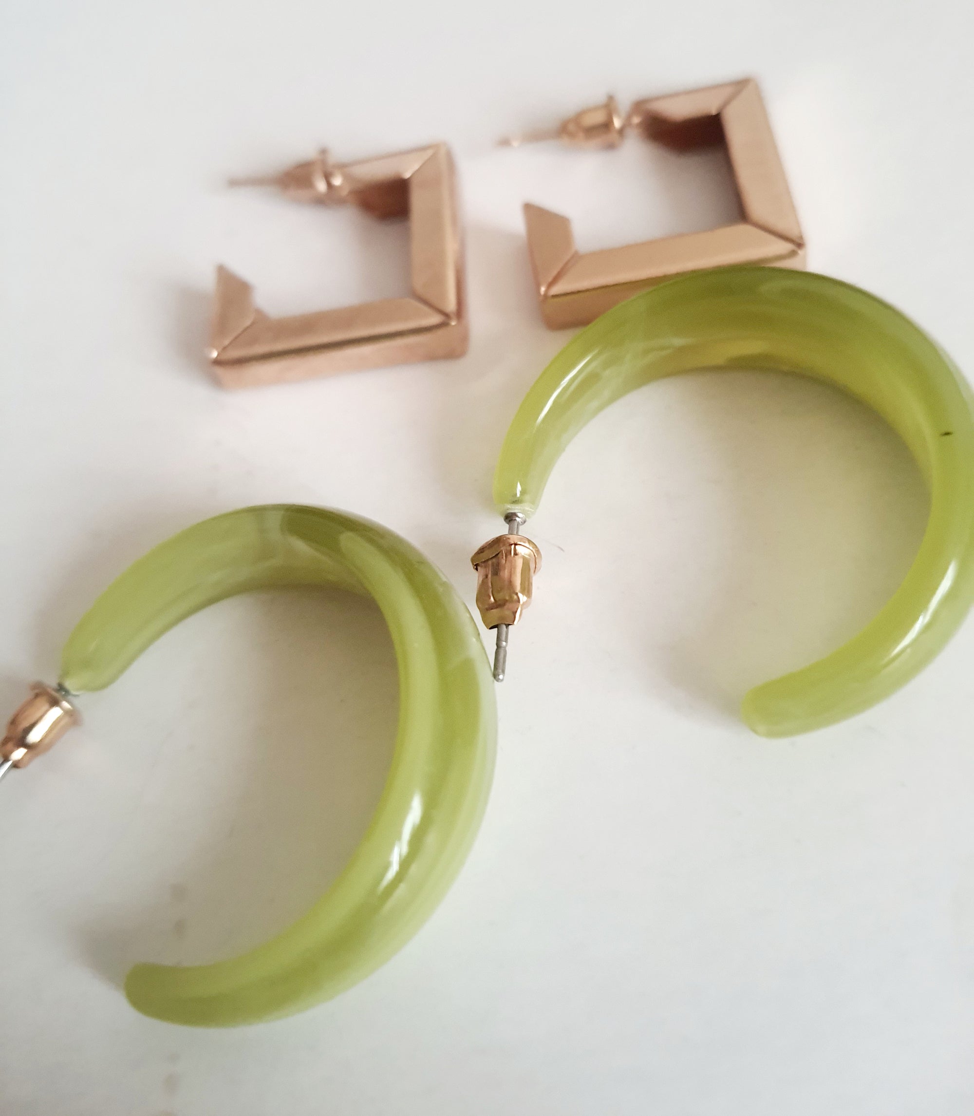 Kolczyki zestaw dwóch par: eleganckie złote kolczyki geometryczne oraz kolczyki typu hoop w stylu boho z jadeitowego tworzywa. Styl vintage, długość 2 cm.

