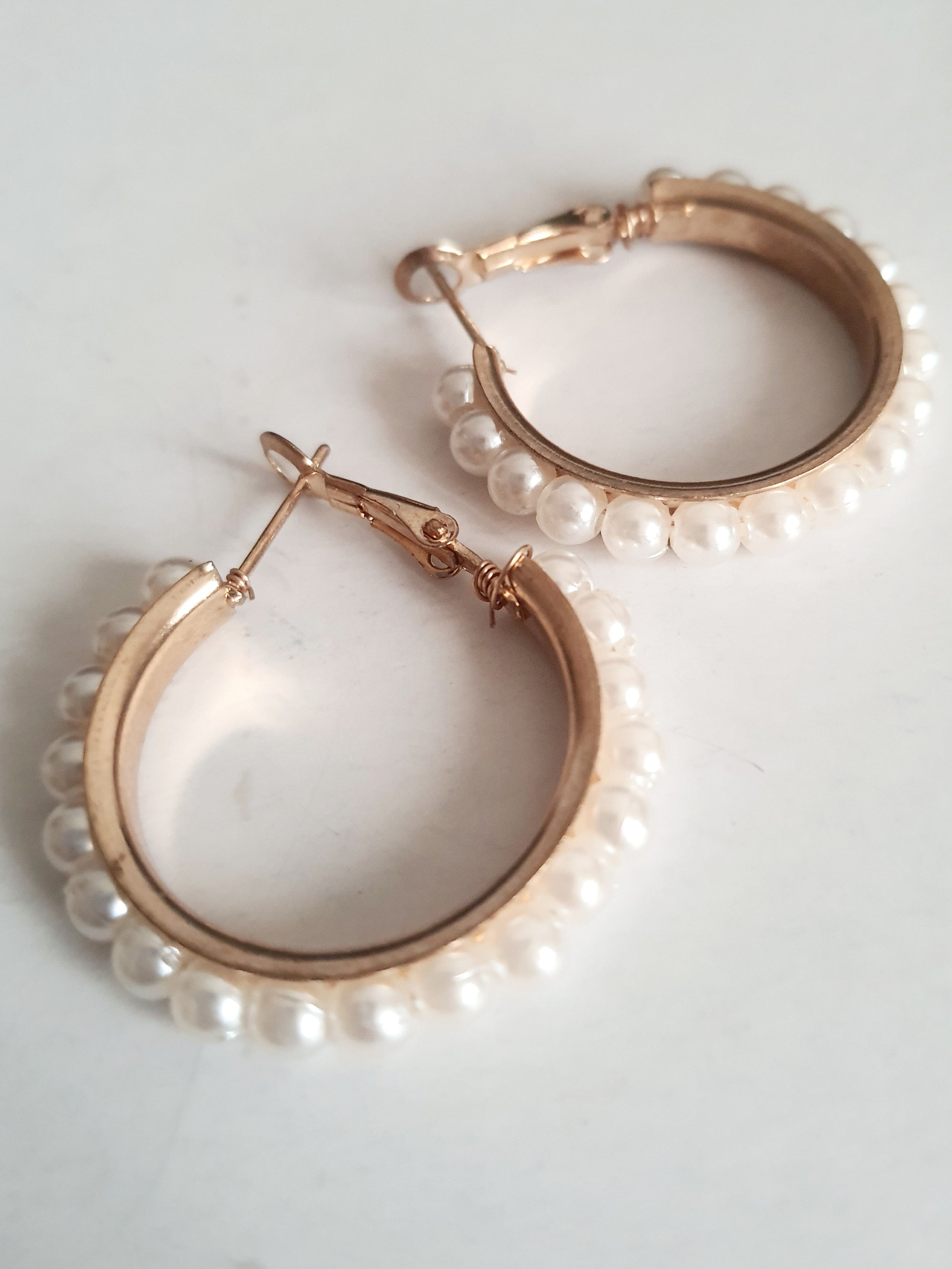 Złote kolczyki typu hoop z perełkami, romantyczny styl, wykonane ze stali nierdzewnej, eleganckie kolczyki o średnicy 2,5 cm, lekkie i nieuczulające.

