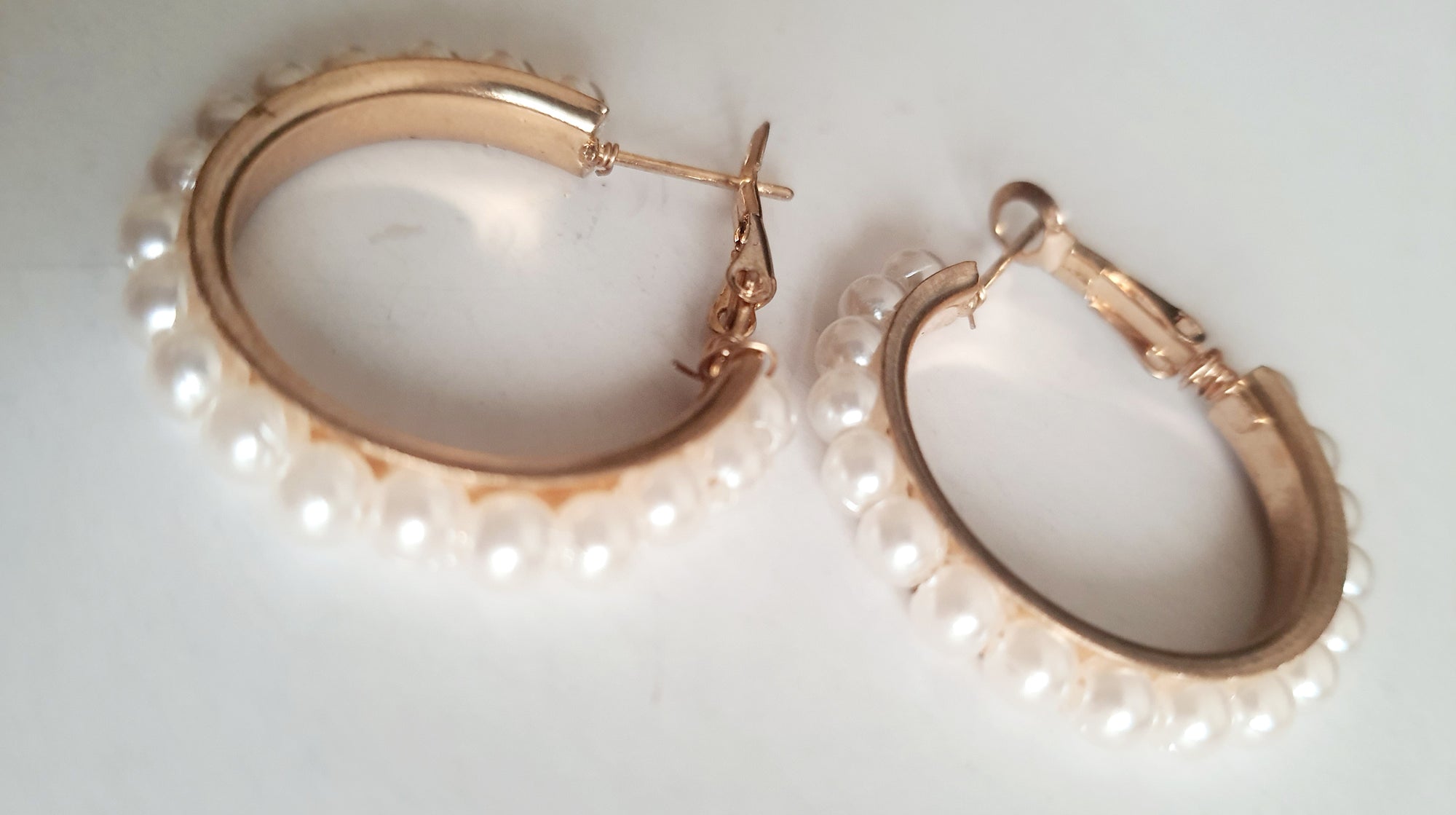Złote kolczyki typu hoop z perełkami, romantyczny styl, wykonane ze stali nierdzewnej, eleganckie kolczyki o średnicy 2,5 cm, lekkie i nieuczulające.

