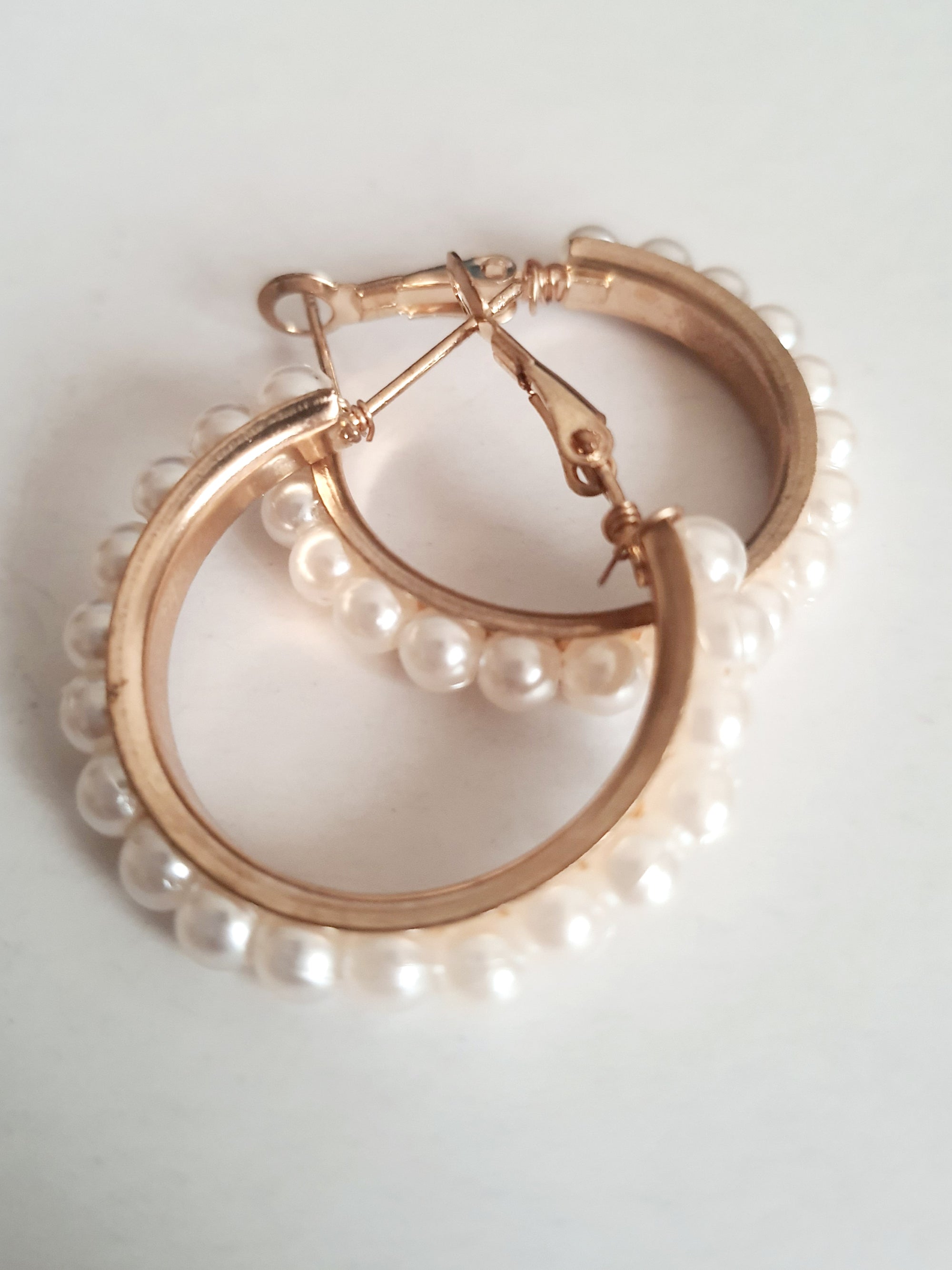 Złote kolczyki typu hoop z perełkami, romantyczny styl, wykonane ze stali nierdzewnej, eleganckie kolczyki o średnicy 2,5 cm, lekkie i nieuczulające.

