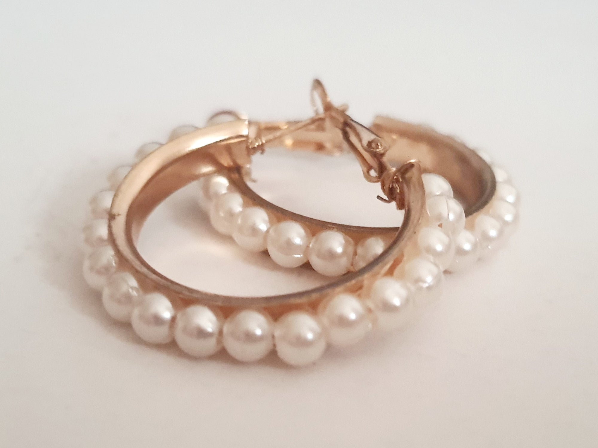 Złote kolczyki typu hoop z perełkami, romantyczny styl, wykonane ze stali nierdzewnej, eleganckie kolczyki o średnicy 2,5 cm, lekkie i nieuczulające.

