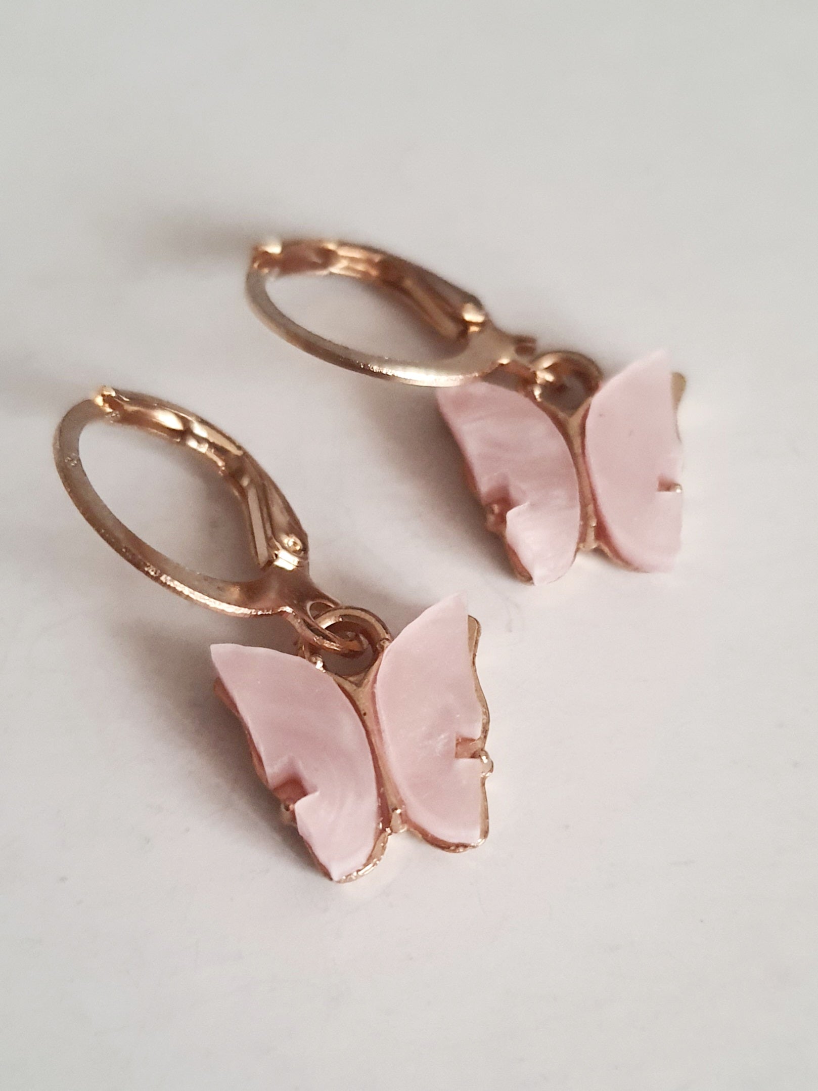 Kolczyki z różowymi zawieszkami w kształcie motyli – romantyczne, subtelne, 2,5 cm ze stali nierdzewnej