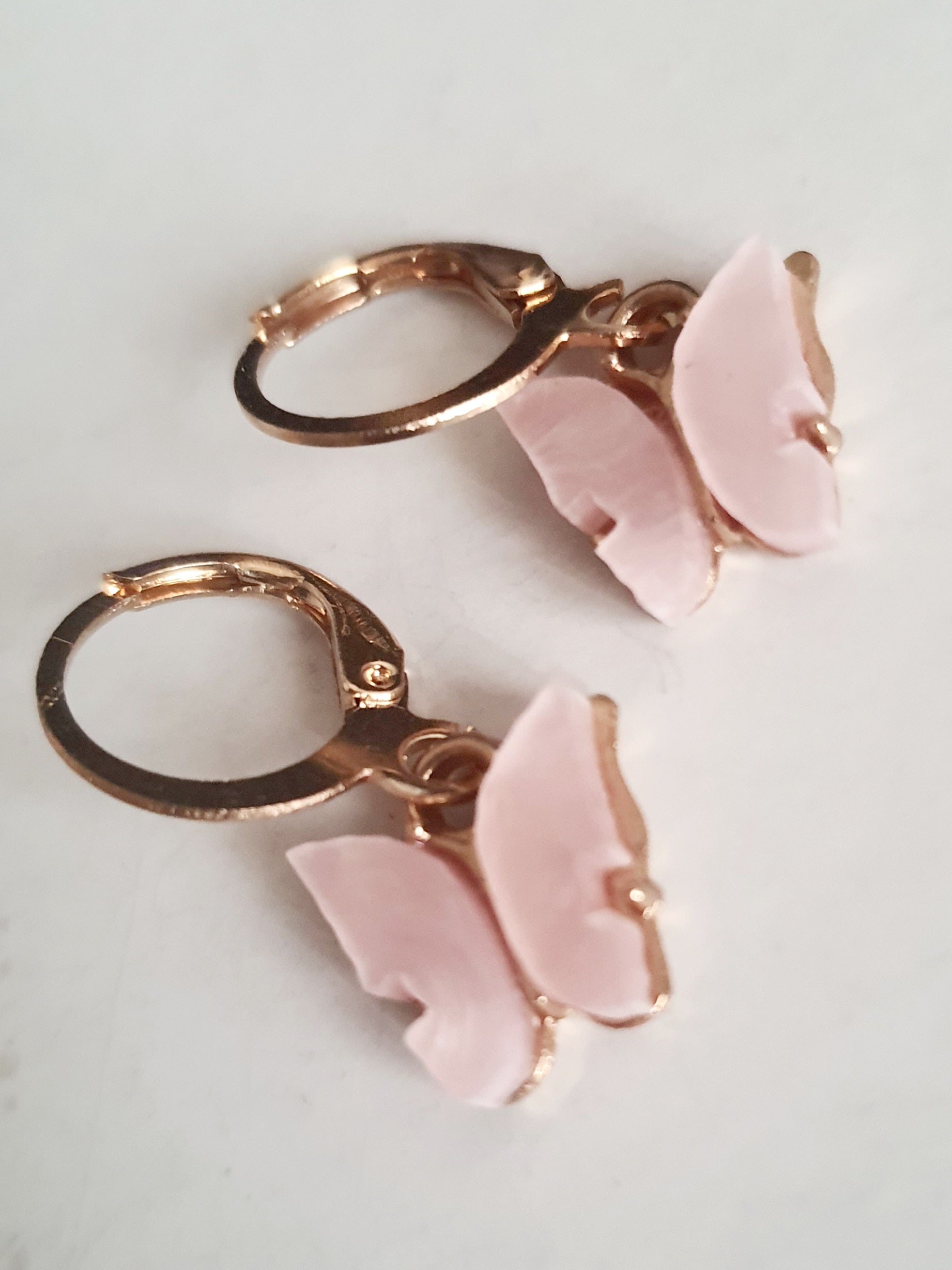 Kolczyki z różowymi zawieszkami w kształcie motyli – romantyczne, subtelne, 2,5 cm ze stali nierdzewnej