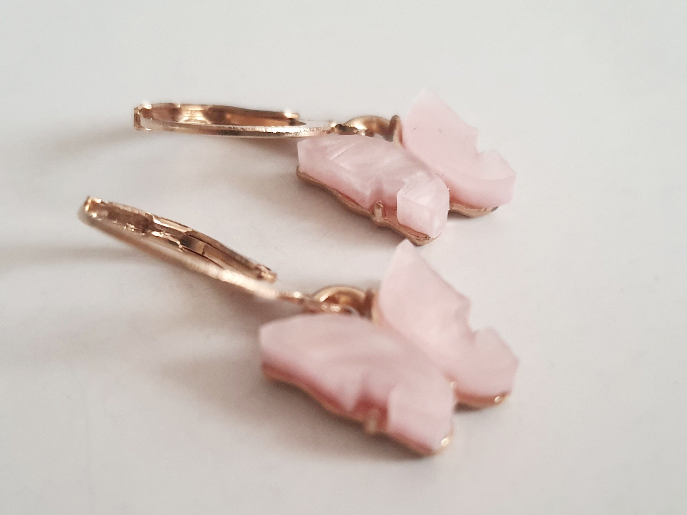 Kolczyki z różowymi zawieszkami w kształcie motyli – romantyczne, subtelne, 2,5 cm ze stali nierdzewnej