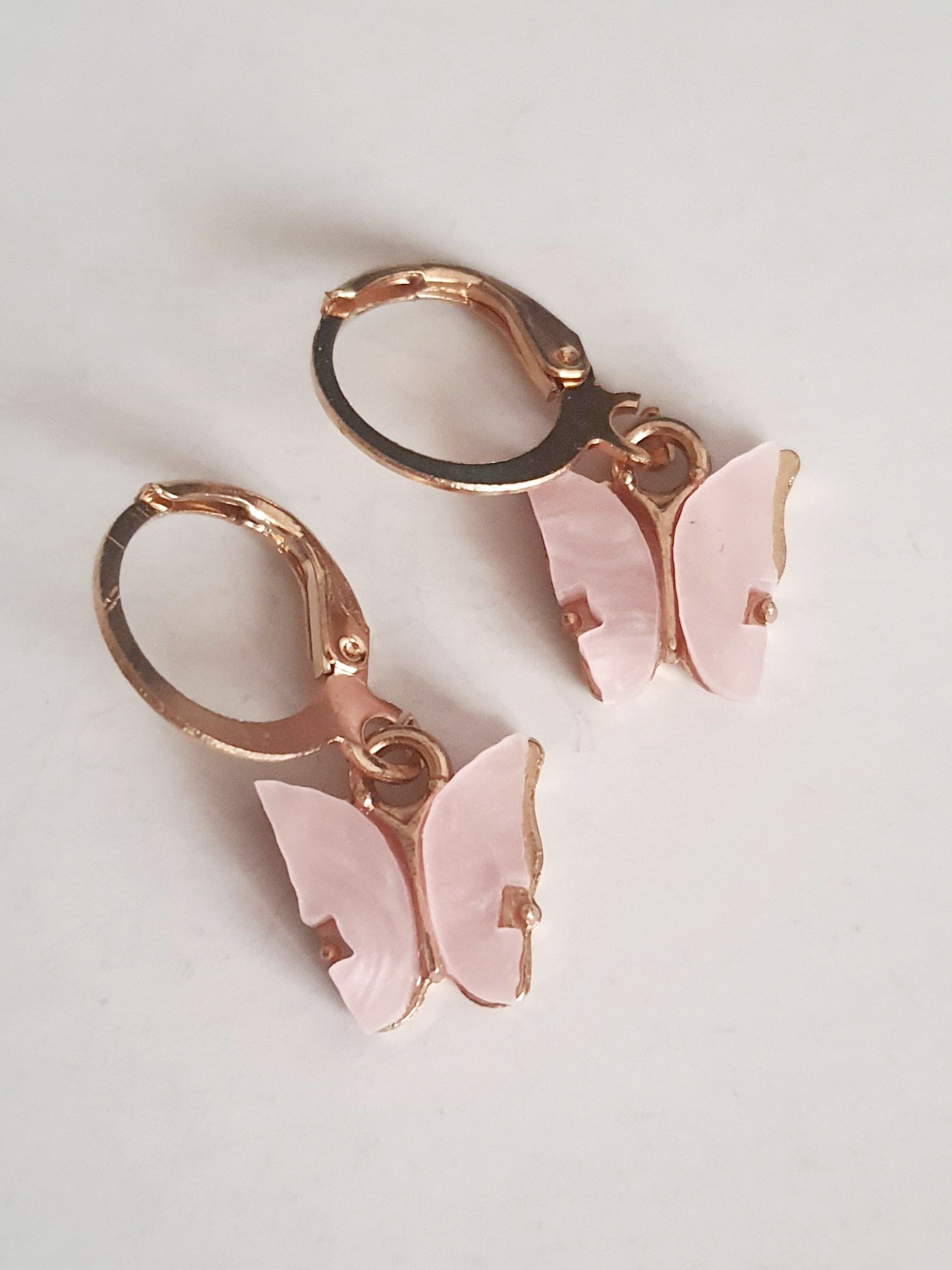 Kolczyki z różowymi zawieszkami w kształcie motyli – romantyczne, subtelne, 2,5 cm ze stali nierdzewnej