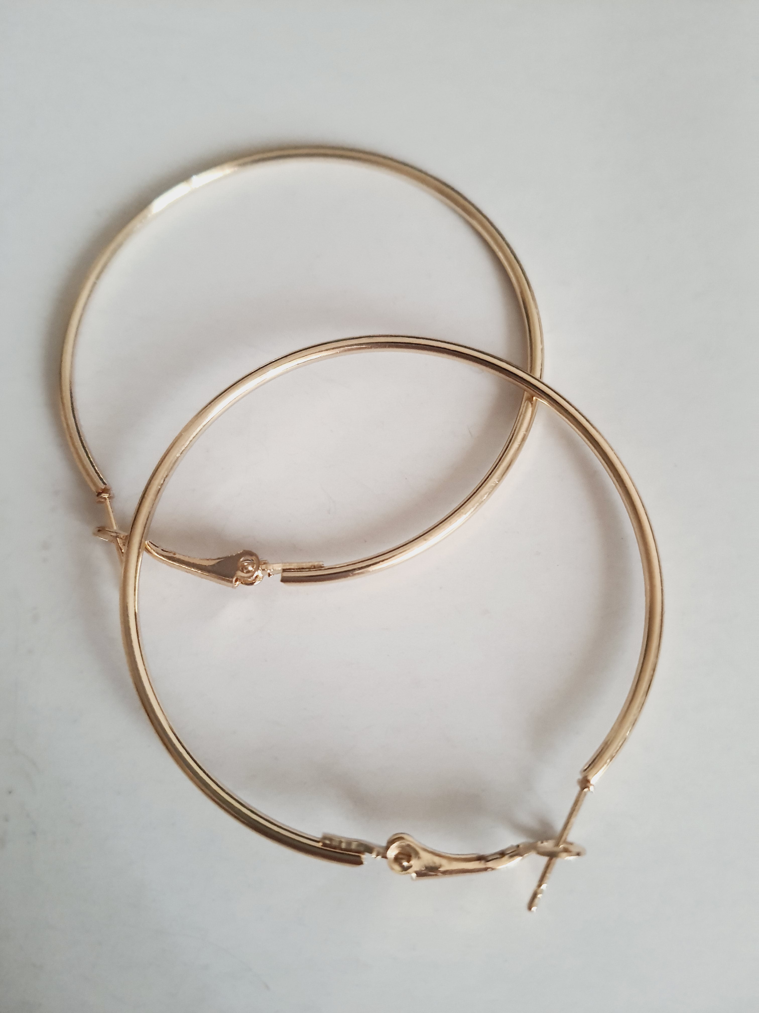 Złote kolczyki koła klasyczne o średnicy 5 cm – lekkie, minimalistyczne- stal nierdzewna, chirurgiczna. rougebizu

