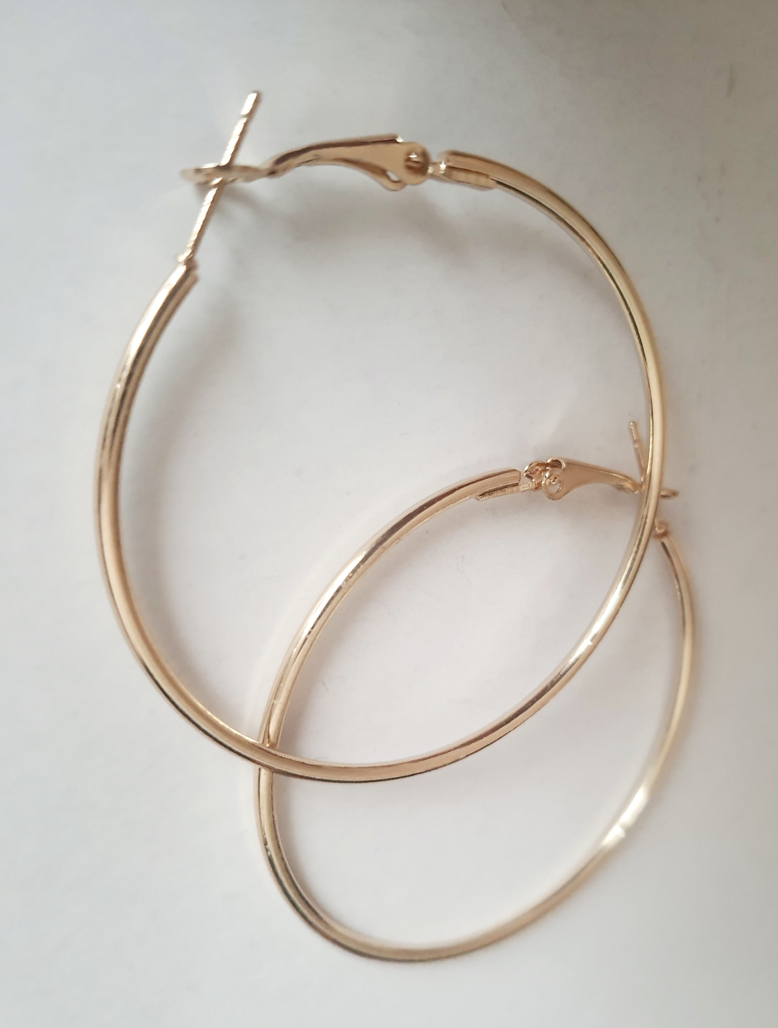 Złote kolczyki koła klasyczne o średnicy 5 cm – lekkie, minimalistyczne- stal nierdzewna, chirurgiczna.rougebizu

