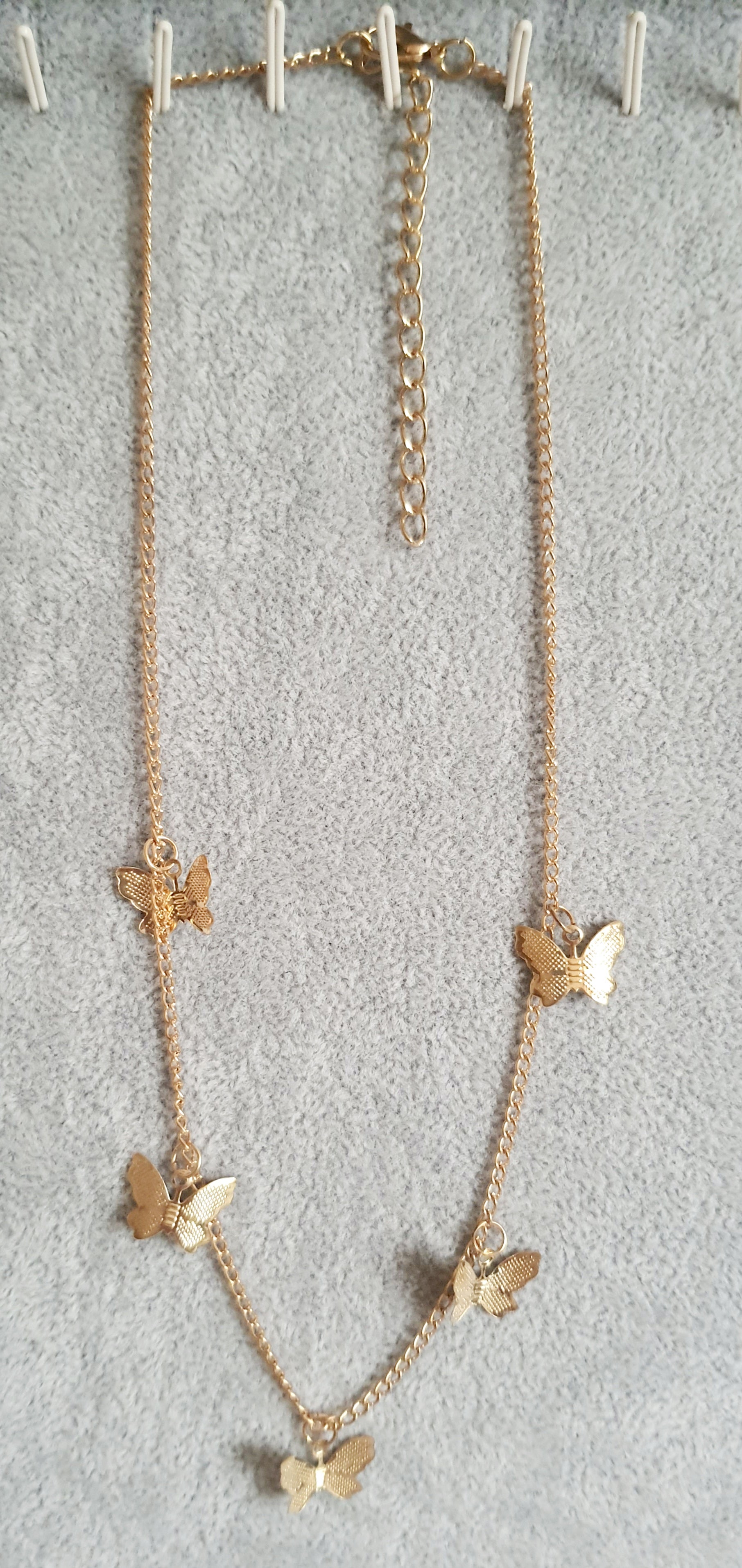 Uroczy Złoty łańcuszek celebrytka z pięcioma zawieszkami w kształcie motyli, typ- celebrytka, stal nierdzewna
rougebizu

