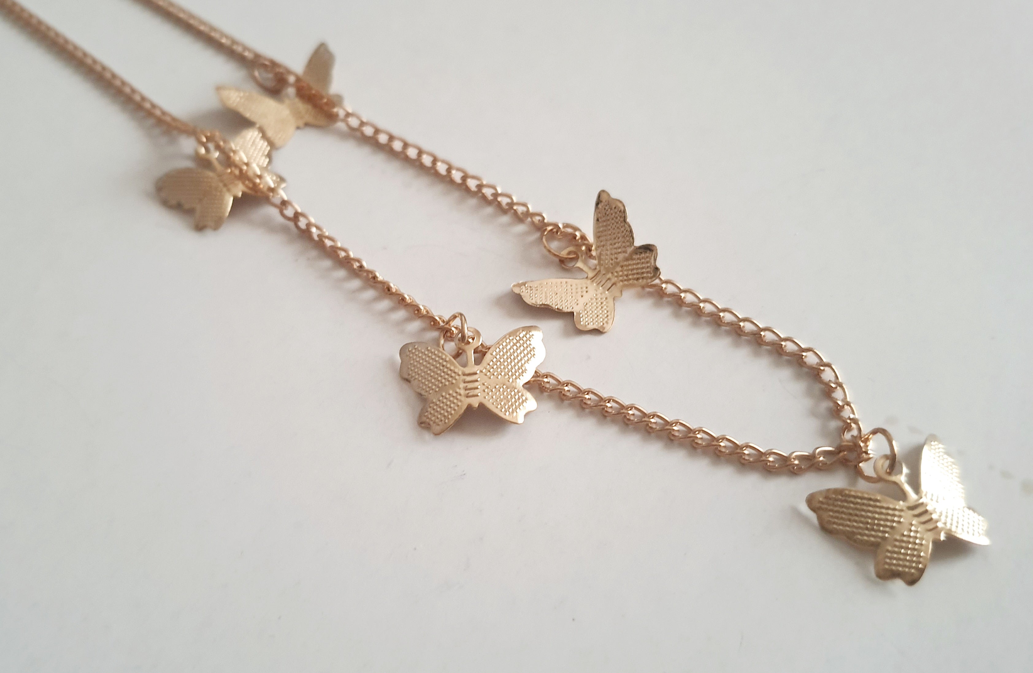 Uroczy Złoty łańcuszek celebrytka z pięcioma zawieszkami w kształcie motyli, typ- celebrytka, stal nierdzewna
rougebizu

