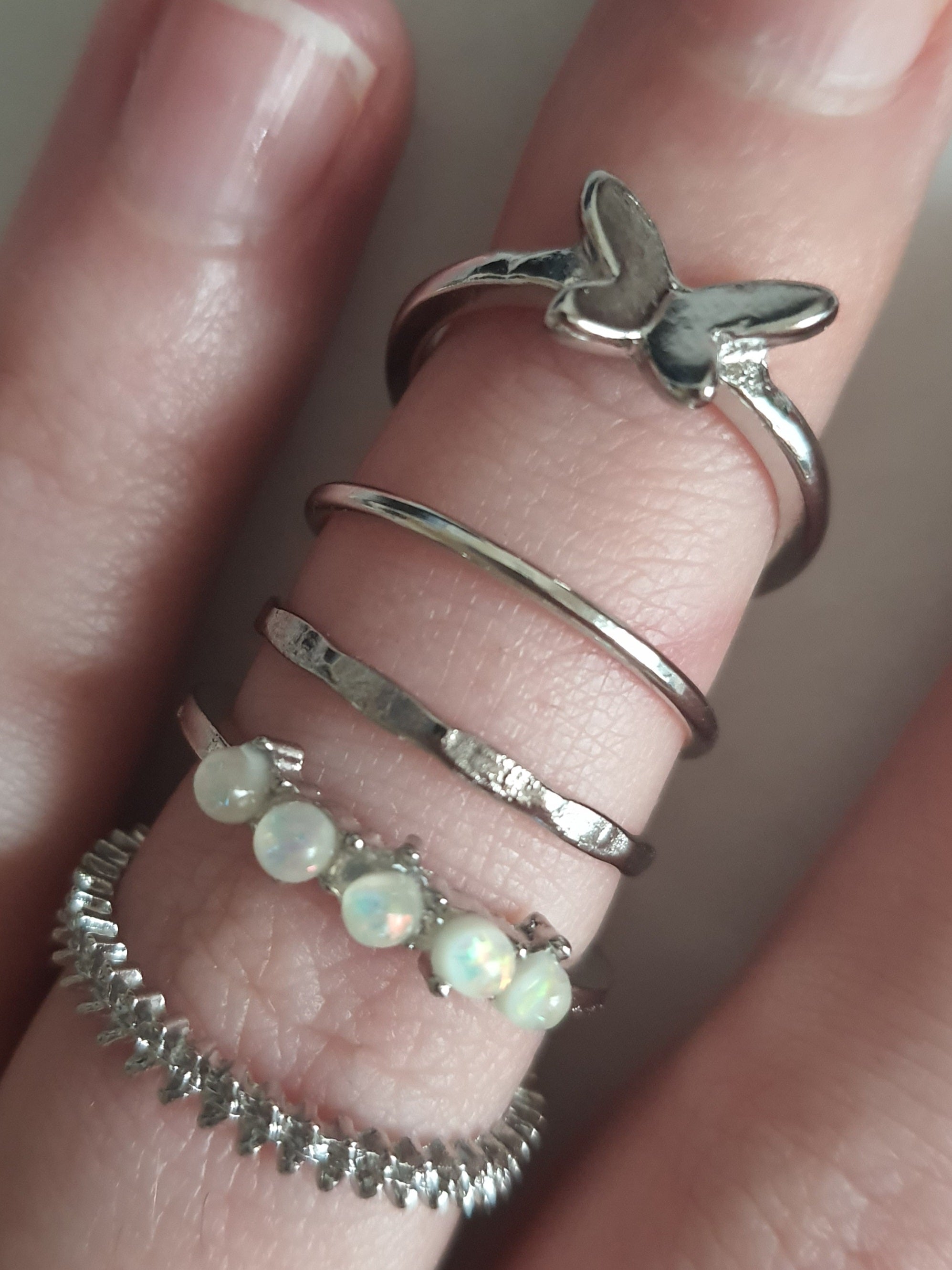 Zestaw srebrnych pierścionków 5 sztuk – motyl, minimalistyczny, opalizujące koraliki, paseczkowy i zdobiony. Stal nierdzewna i stal chirurgiczna, rozmiary 15–18 mm, wodoodporne, hipoalergiczne, jakość premium, RougeBizu.