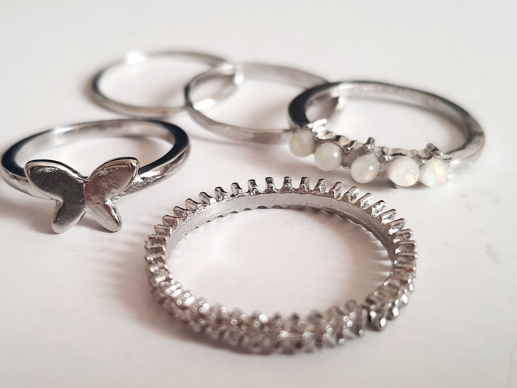 Zestaw srebrnych pierścionków 5 sztuk – motyl, minimalistyczny, opalizujące koraliki, paseczkowy i zdobiony. Stal nierdzewna i stal chirurgiczna, rozmiary 15–18 mm, wodoodporne, hipoalergiczne, jakość premium, RougeBizu.