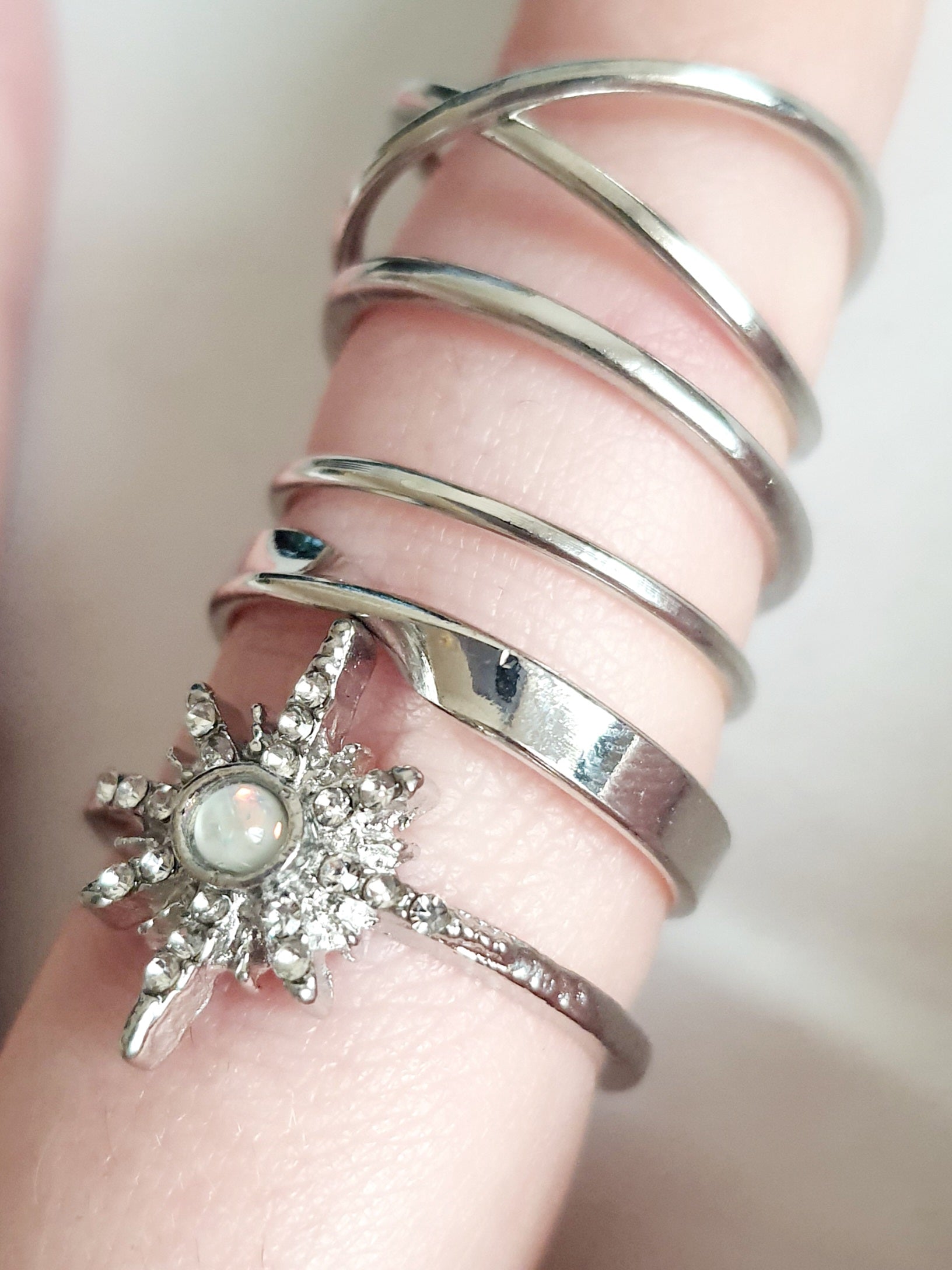 Textured gold ring – minimalist industrial style 18 mm