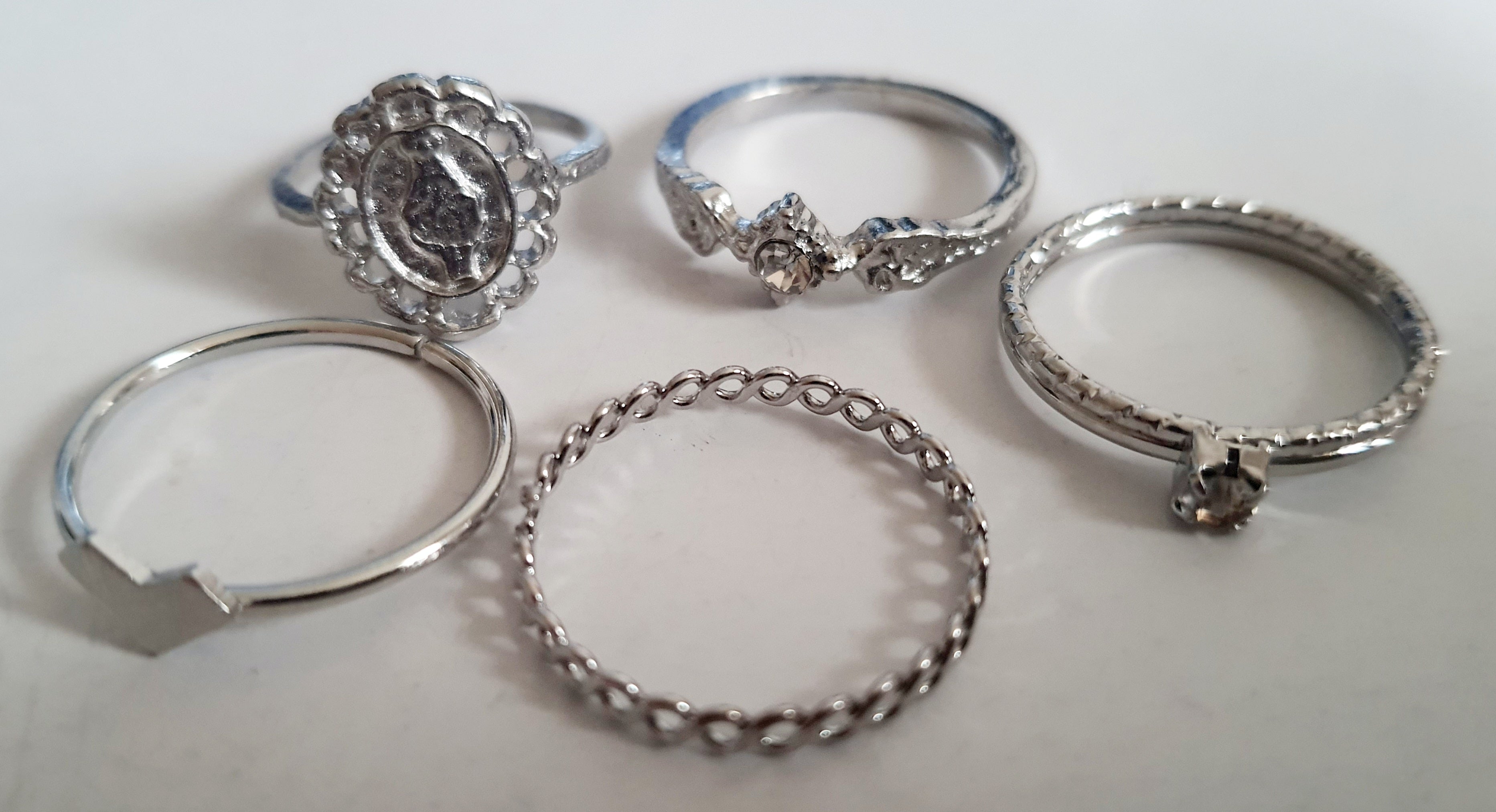 Textured gold ring – minimalist industrial style 18 mm