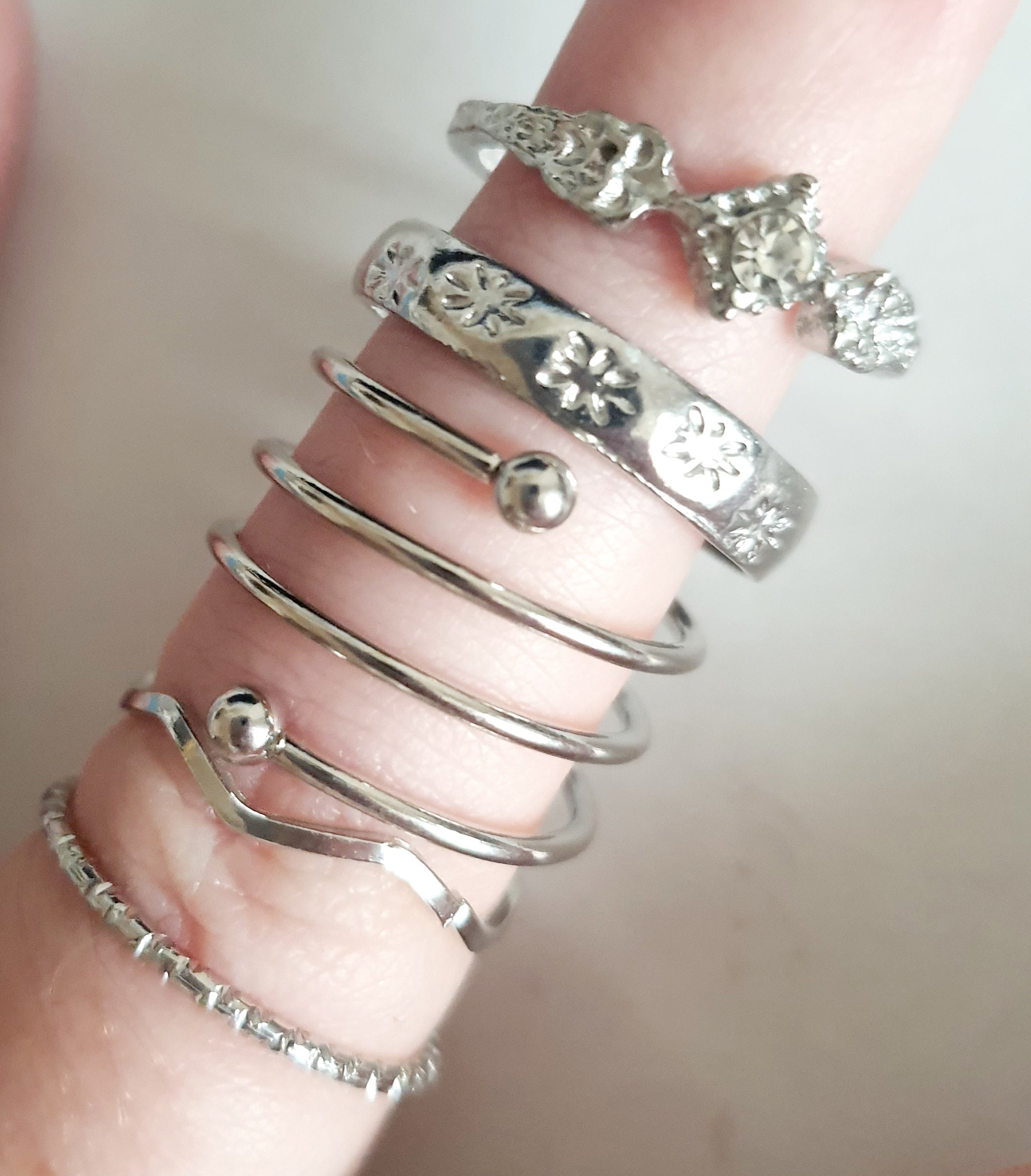 Textured gold ring – minimalist industrial style 18 mm