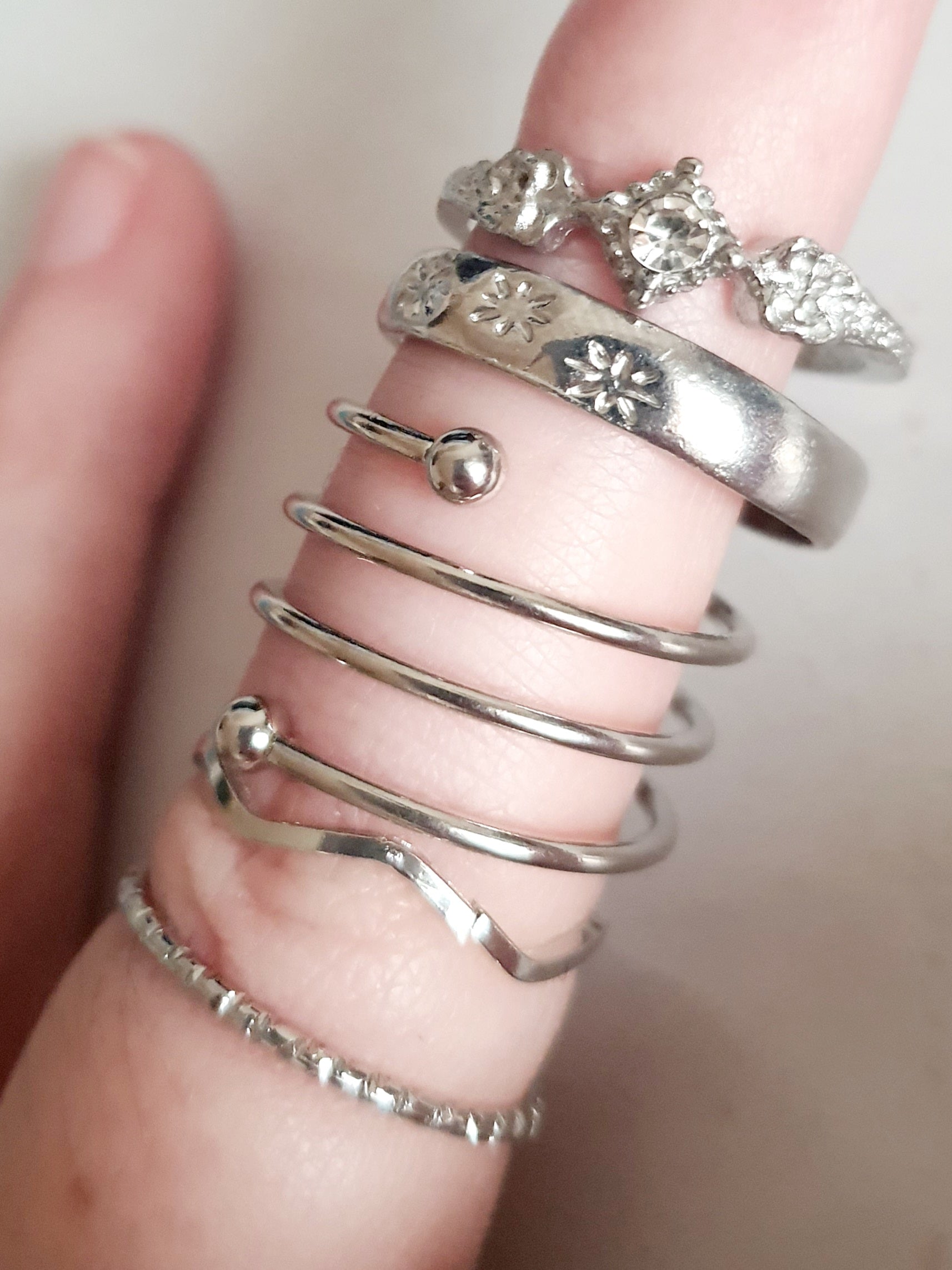 Textured gold ring – minimalist industrial style 18 mm