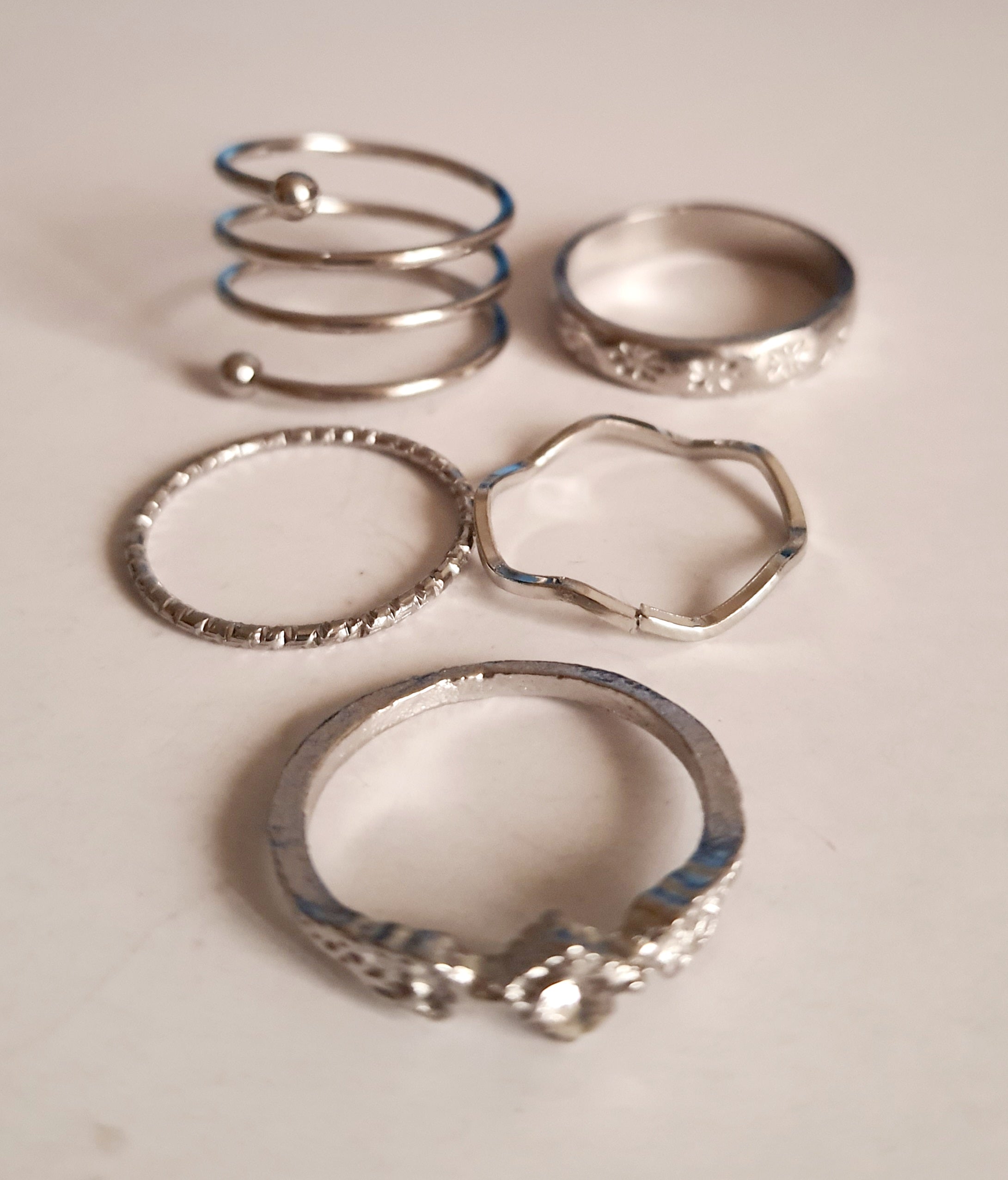 Textured gold ring – minimalist industrial style 18 mm