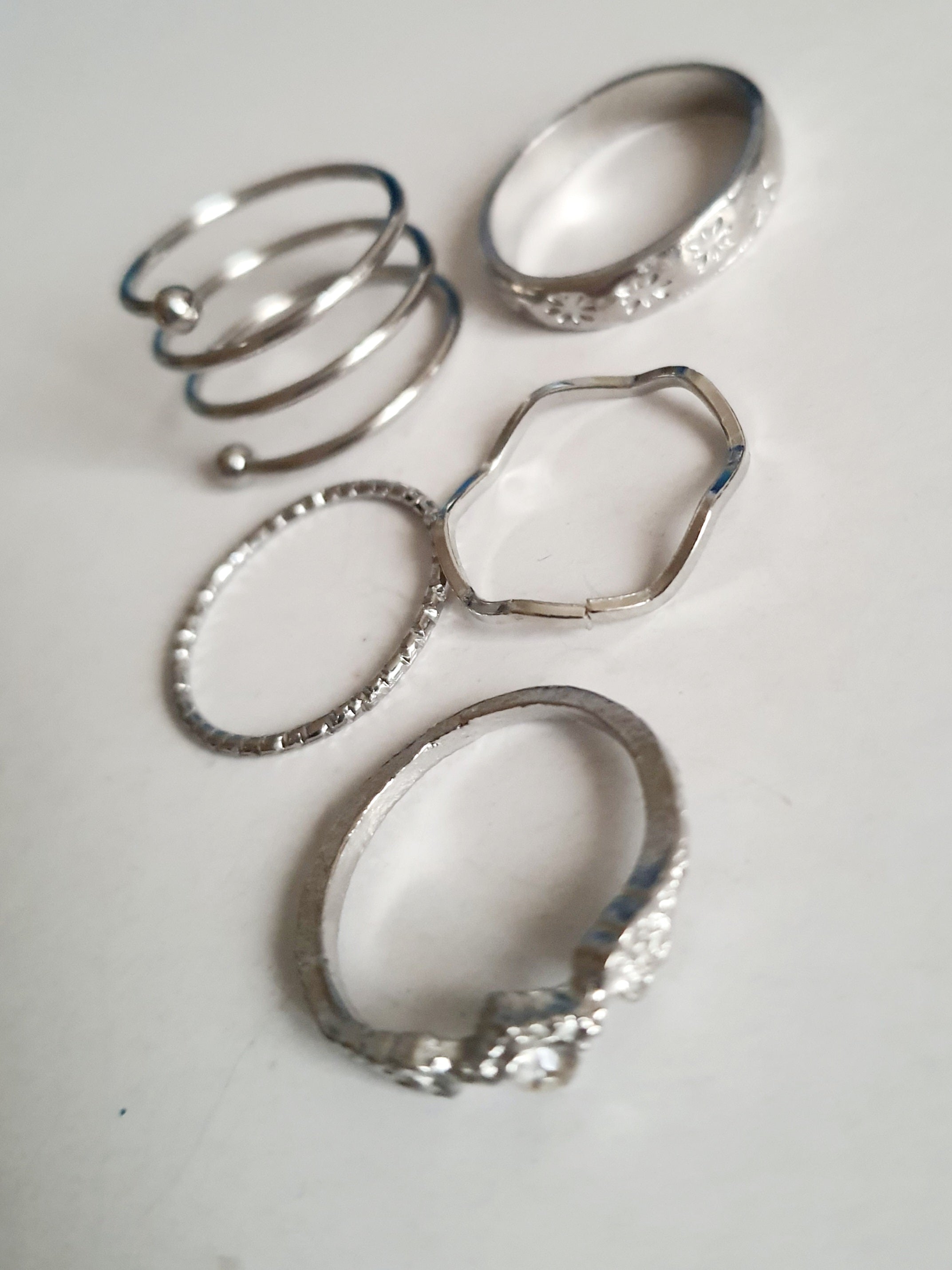 Textured gold ring – minimalist industrial style 18 mm