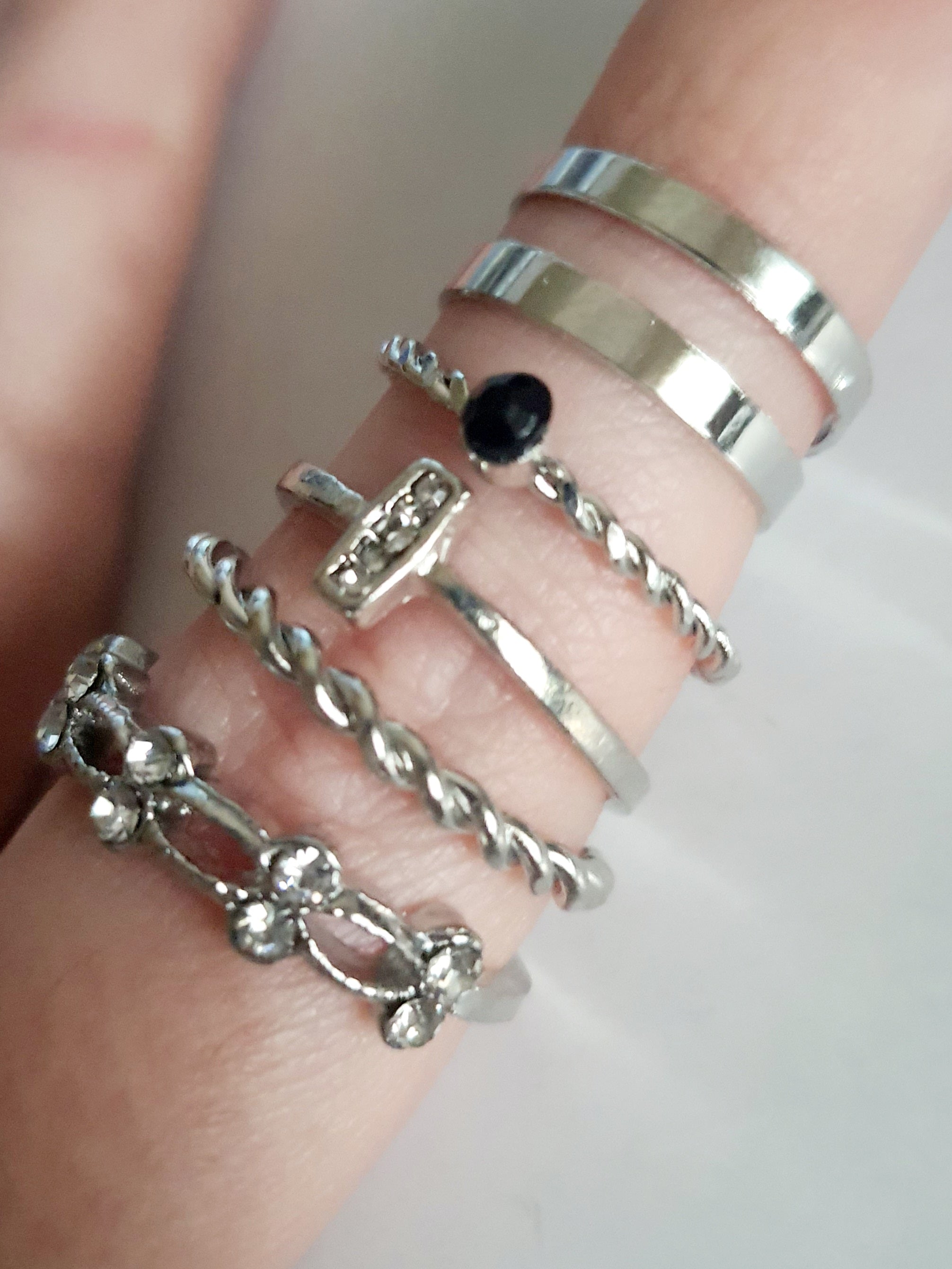 Textured gold ring – minimalist industrial style 18 mm