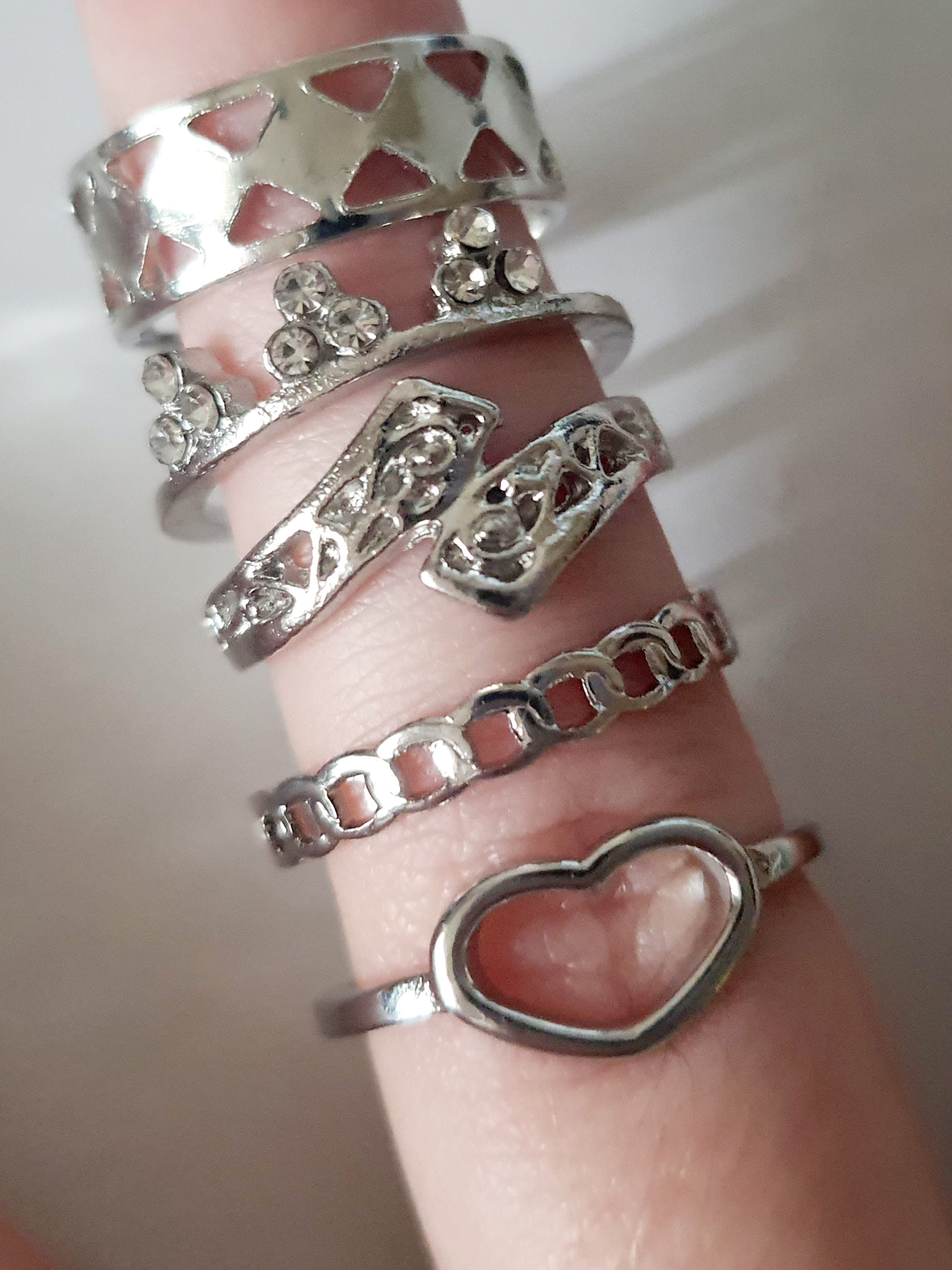 Zestaw srebrnych pierścionków 5 sztuk z różnymi wzorami – serce, łańcuszek, ażurowe detale, stal nierdzewna i stal chirurgiczna, rozmiary 15–18 mm, wodoodporne, hipoalergiczne, jakość premium, RougeBizu.