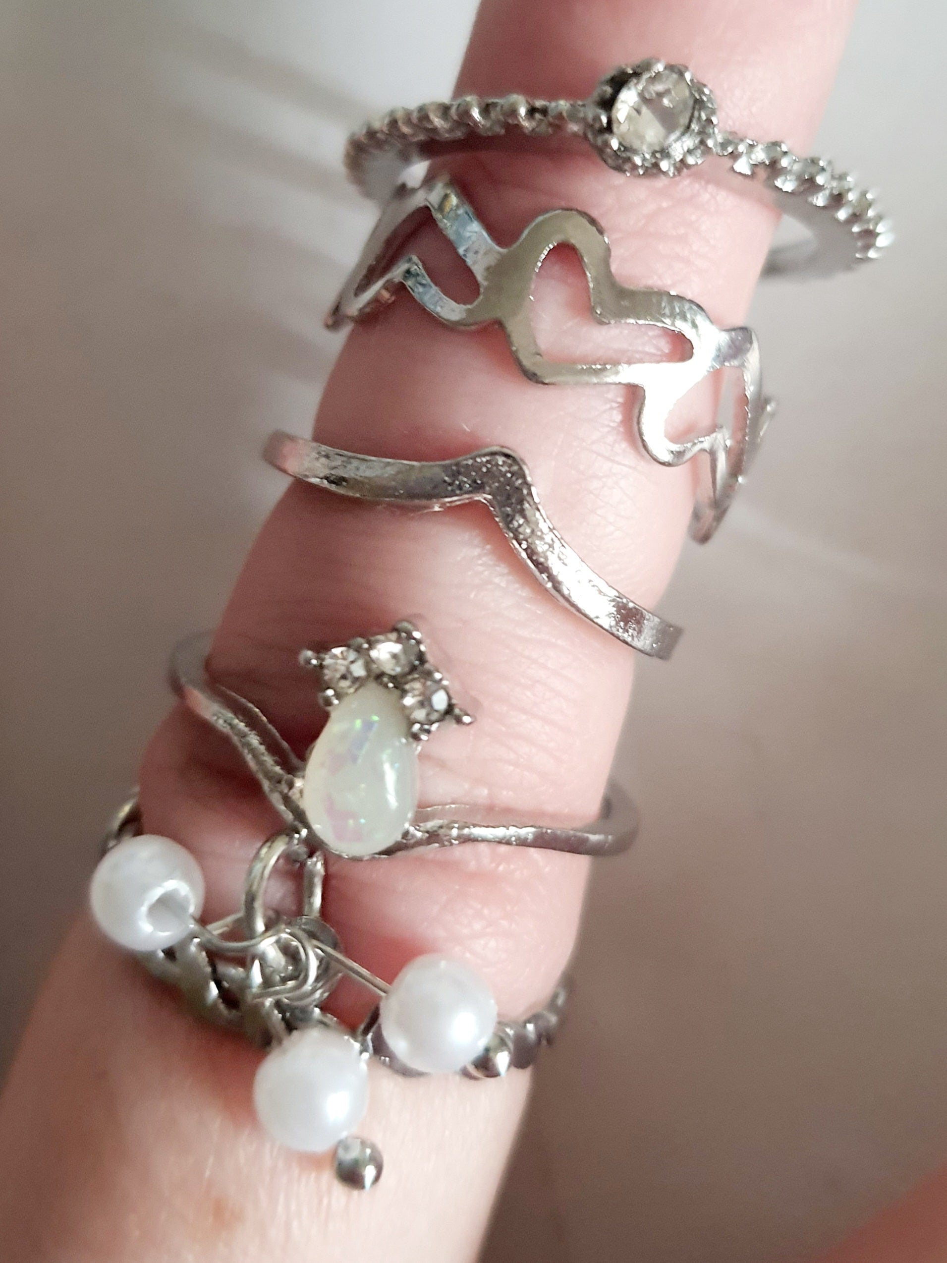 Zestaw srebrnych pierścionków 5 sztuk – serduszka, perełki, falowany, opalizujący kamień, kryształek. Stal nierdzewna i stal chirurgiczna, rozmiary 15–18 mm, wodoodporne, hipoalergiczne, jakość premium, RougeBizu.