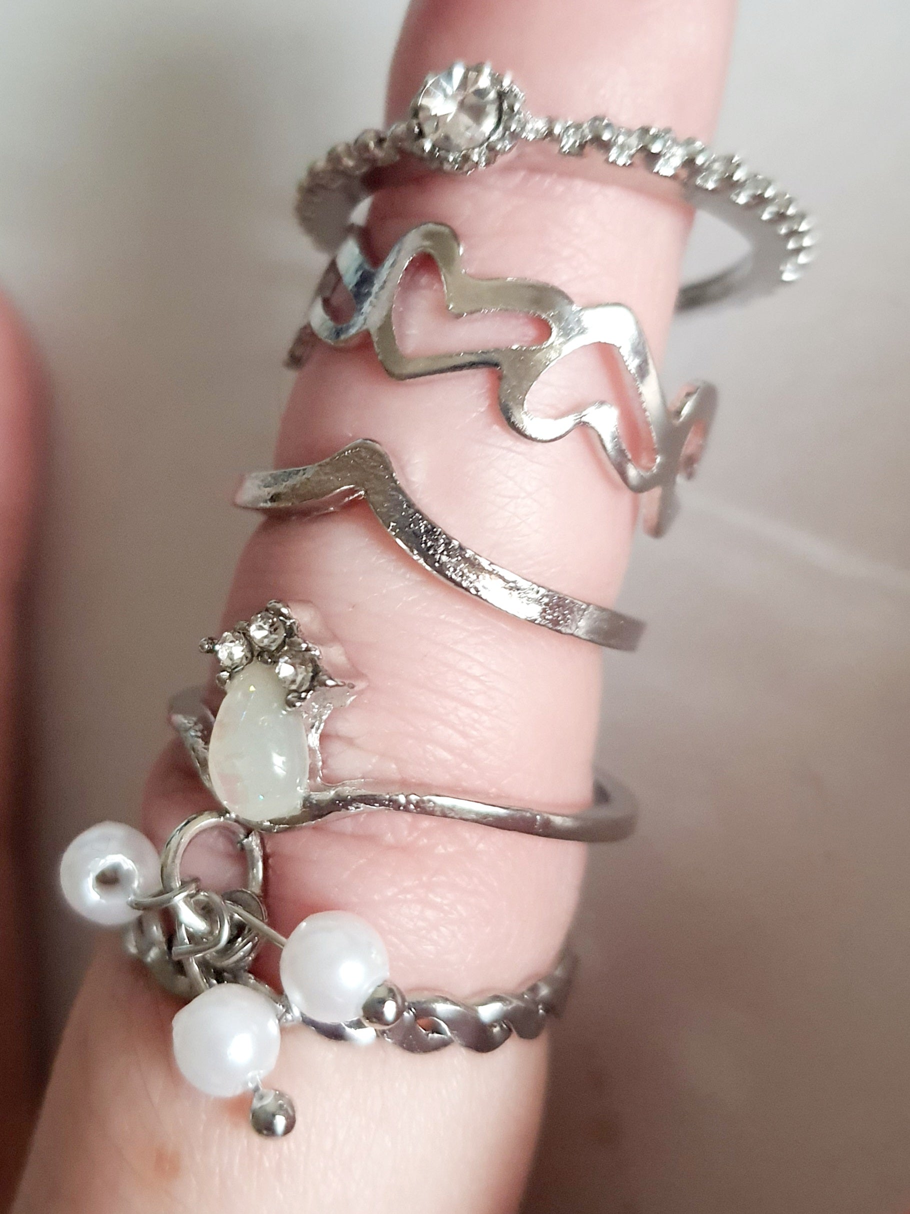 Zestaw srebrnych pierścionków 5 sztuk – serduszka, perełki, falowany, opalizujący kamień, kryształek. Stal nierdzewna i stal chirurgiczna, rozmiary 15–18 mm, wodoodporne, hipoalergiczne, jakość premium, RougeBizu.