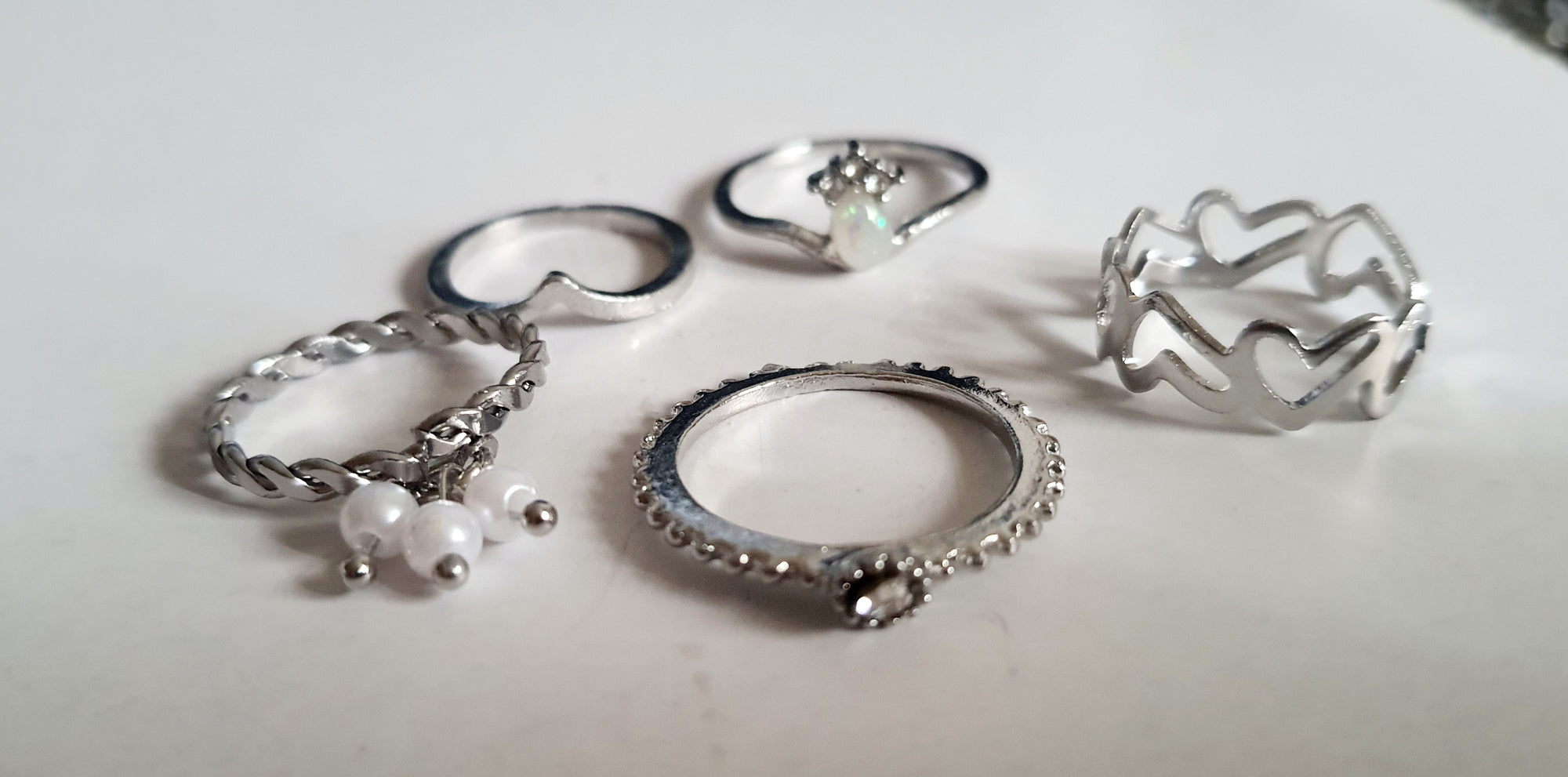 Zestaw srebrnych pierścionków 5 sztuk – serduszka, perełki, falowany, opalizujący kamień, kryształek. Stal nierdzewna i stal chirurgiczna, rozmiary 15–18 mm, wodoodporne, hipoalergiczne, jakość premium, RougeBizu.