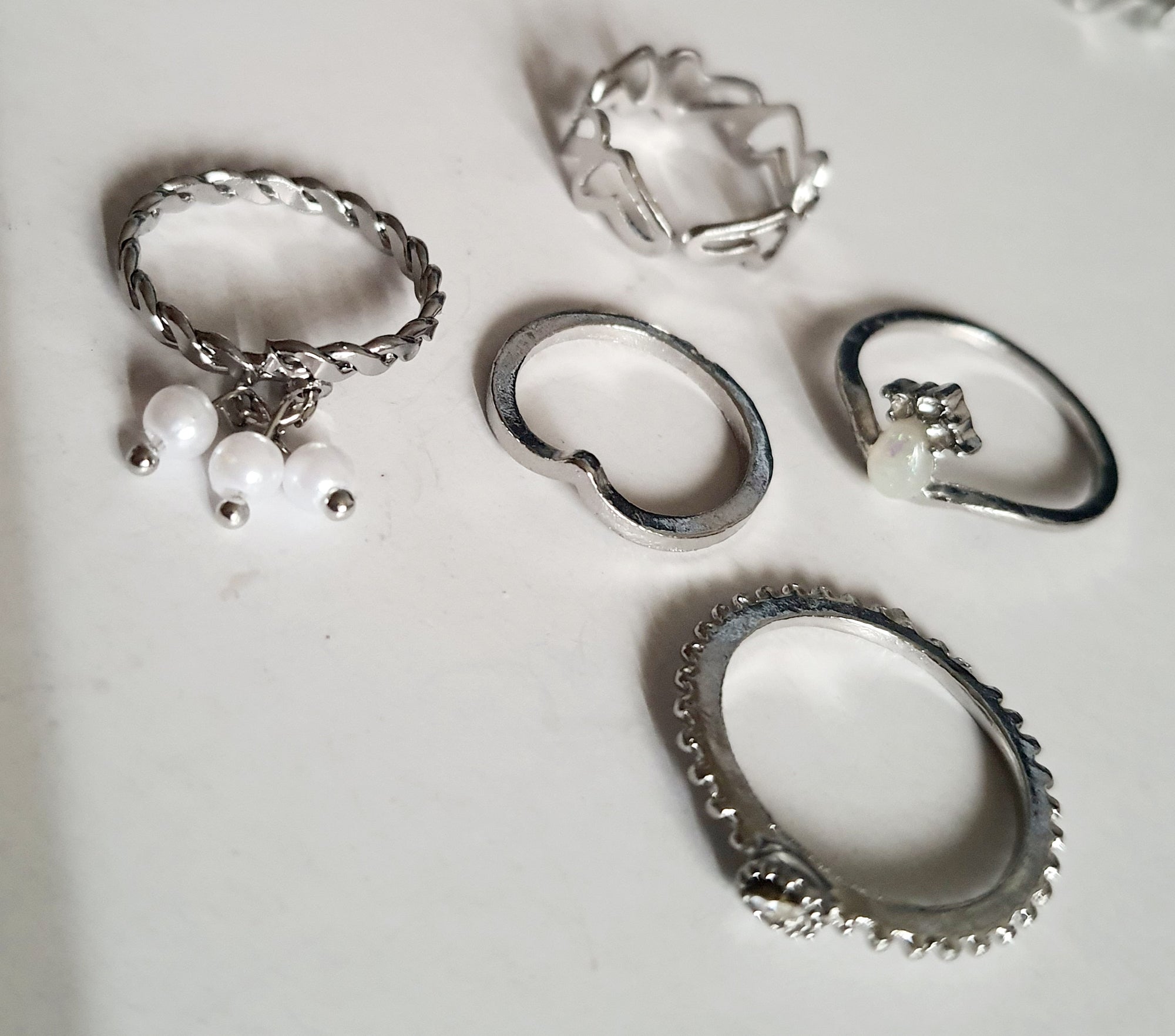 Zestaw srebrnych pierścionków 5 sztuk – serduszka, perełki, falowany, opalizujący kamień, kryształek. Stal nierdzewna i stal chirurgiczna, rozmiary 15–18 mm, wodoodporne, hipoalergiczne, jakość premium, RougeBizu.