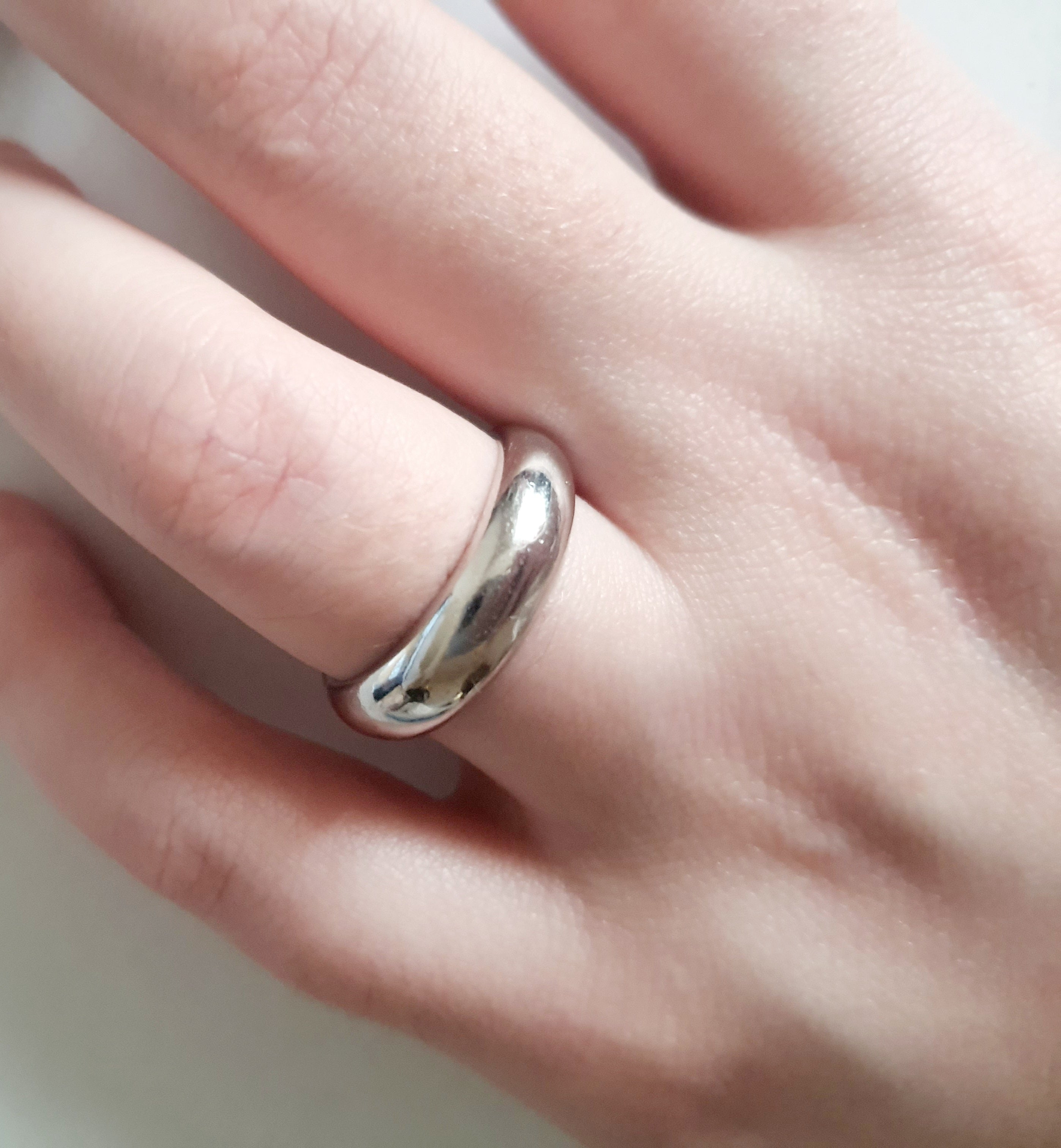 Srebrna gładka obrączka ze stali nierdzewnej i chirurgicznej, w stylu klasycznym i minimalistycznym, rozmiar 19 mm. Wodoodporna, hipoalergiczna, jakość premium. Rouge Bizu.