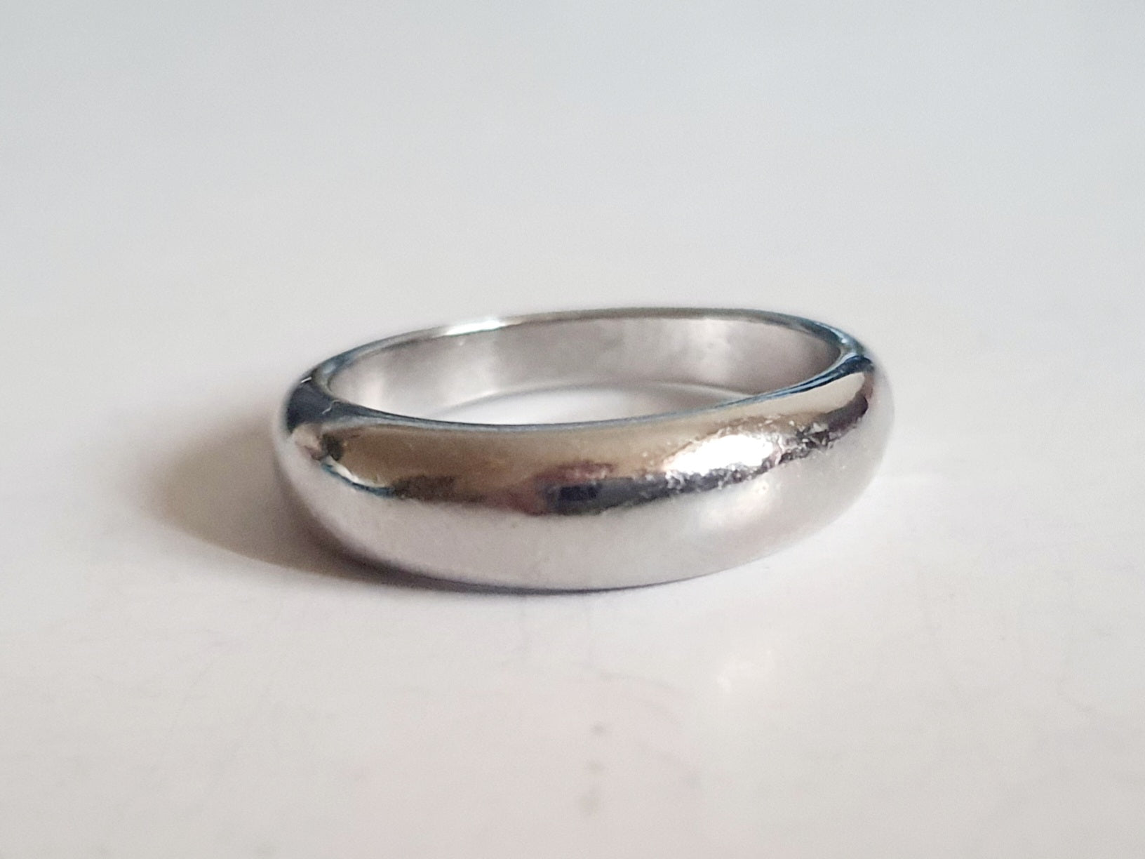 Srebrna gładka obrączka ze stali nierdzewnej i chirurgicznej, w stylu klasycznym i minimalistycznym, rozmiar 19 mm. Wodoodporna, hipoalergiczna, jakość premium. Rouge Bizu.