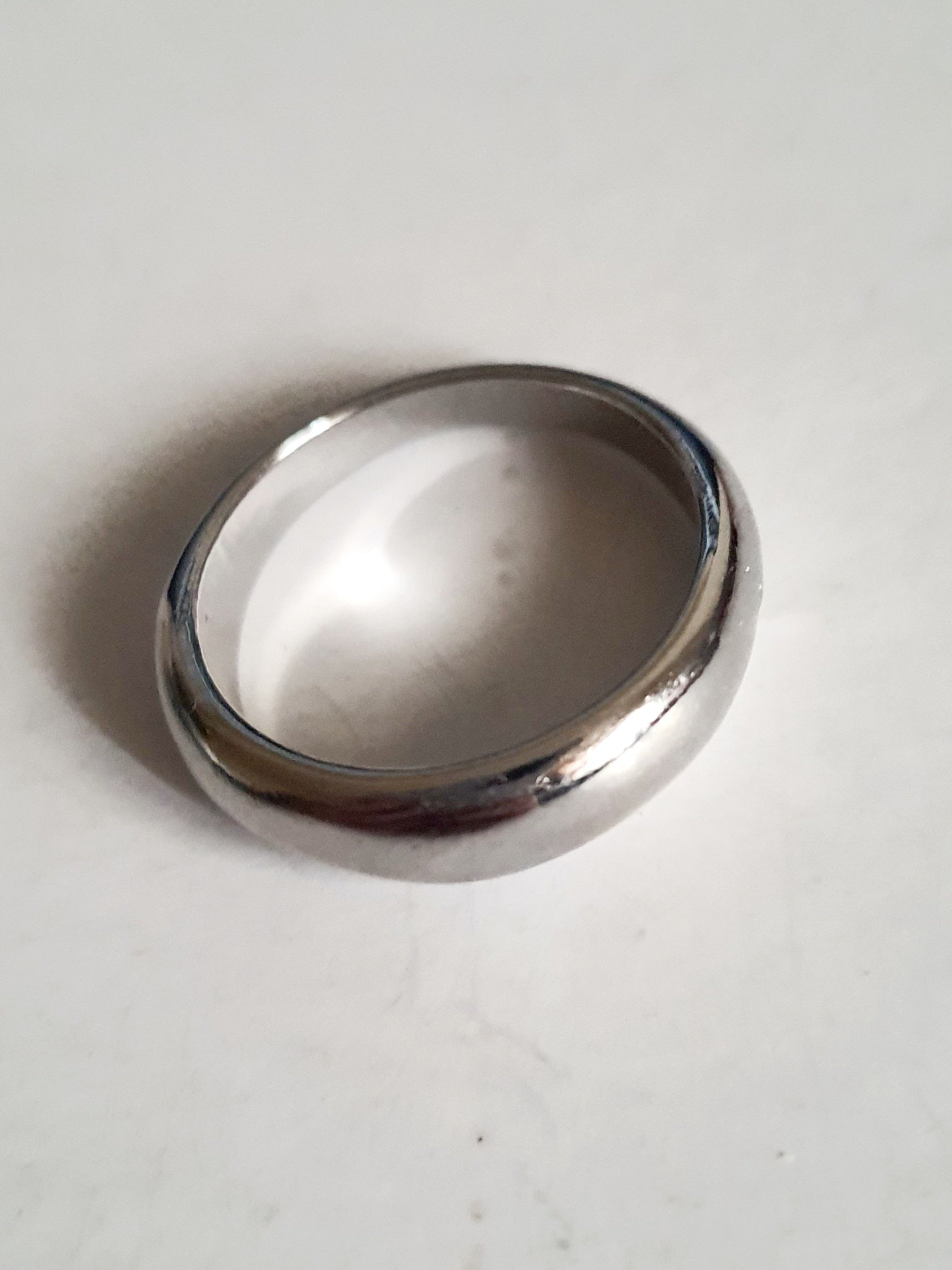 Srebrna gładka obrączka ze stali nierdzewnej i chirurgicznej, w stylu klasycznym i minimalistycznym, rozmiar 19 mm. Wodoodporna, hipoalergiczna, jakość premium. Rouge Bizu.