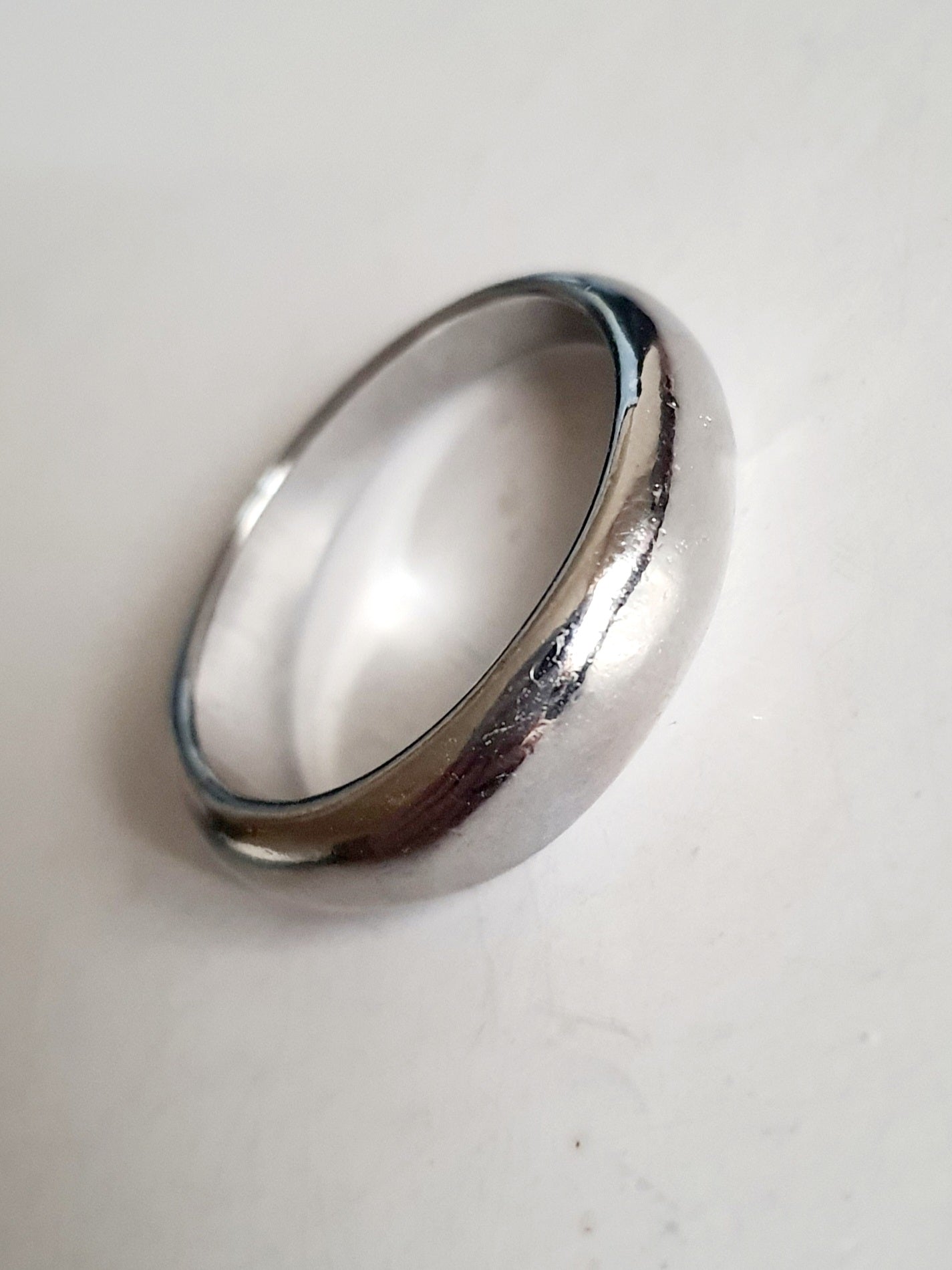 Srebrna gładka obrączka ze stali nierdzewnej i chirurgicznej, w stylu klasycznym i minimalistycznym, rozmiar 19 mm. Wodoodporna, hipoalergiczna, jakość premium. Rouge Bizu.