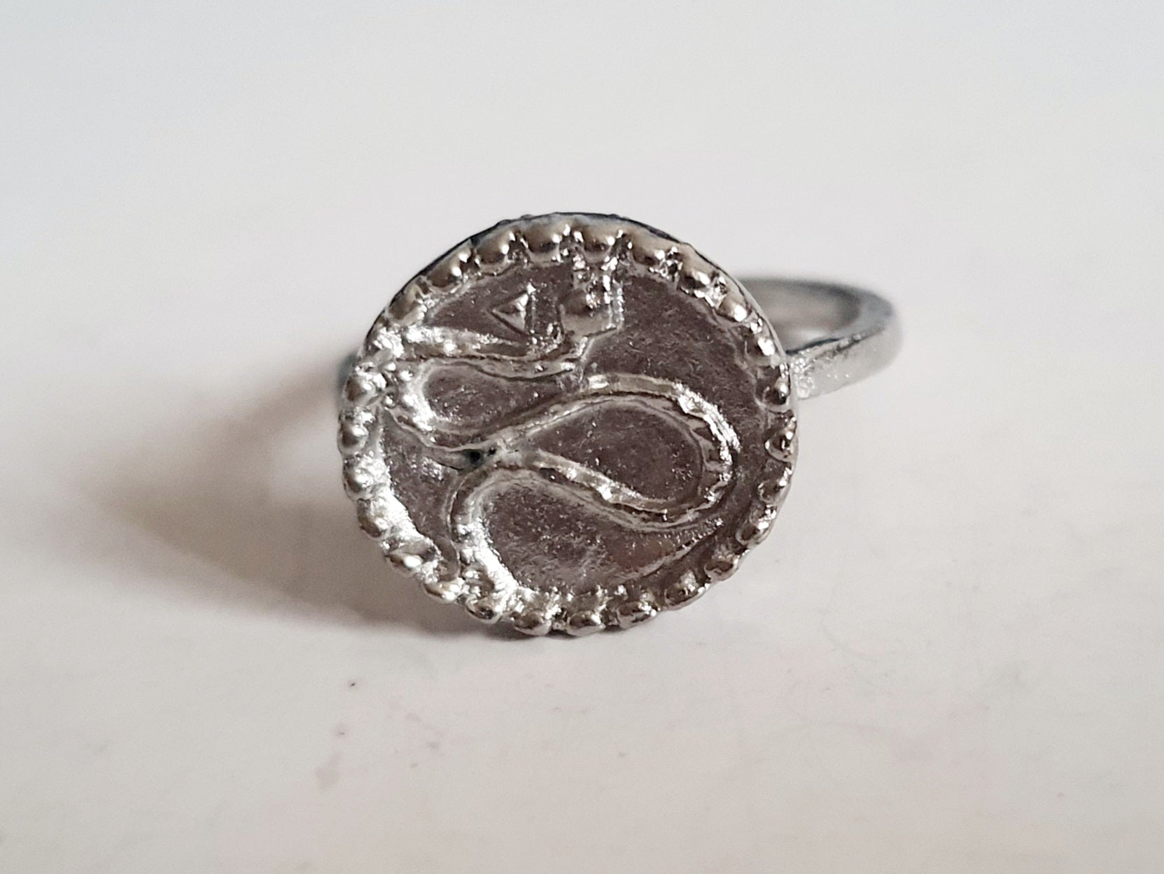 Srebrny pierścionek ze stali nierdzewnej i chirurgicznej z motywem węża na okrągłej tarczy, w stylu vintage i symbolicznym, rozmiar 16 mm. Wodoodporny, hipoalergiczny, jakość premium. Rouge Bizu.