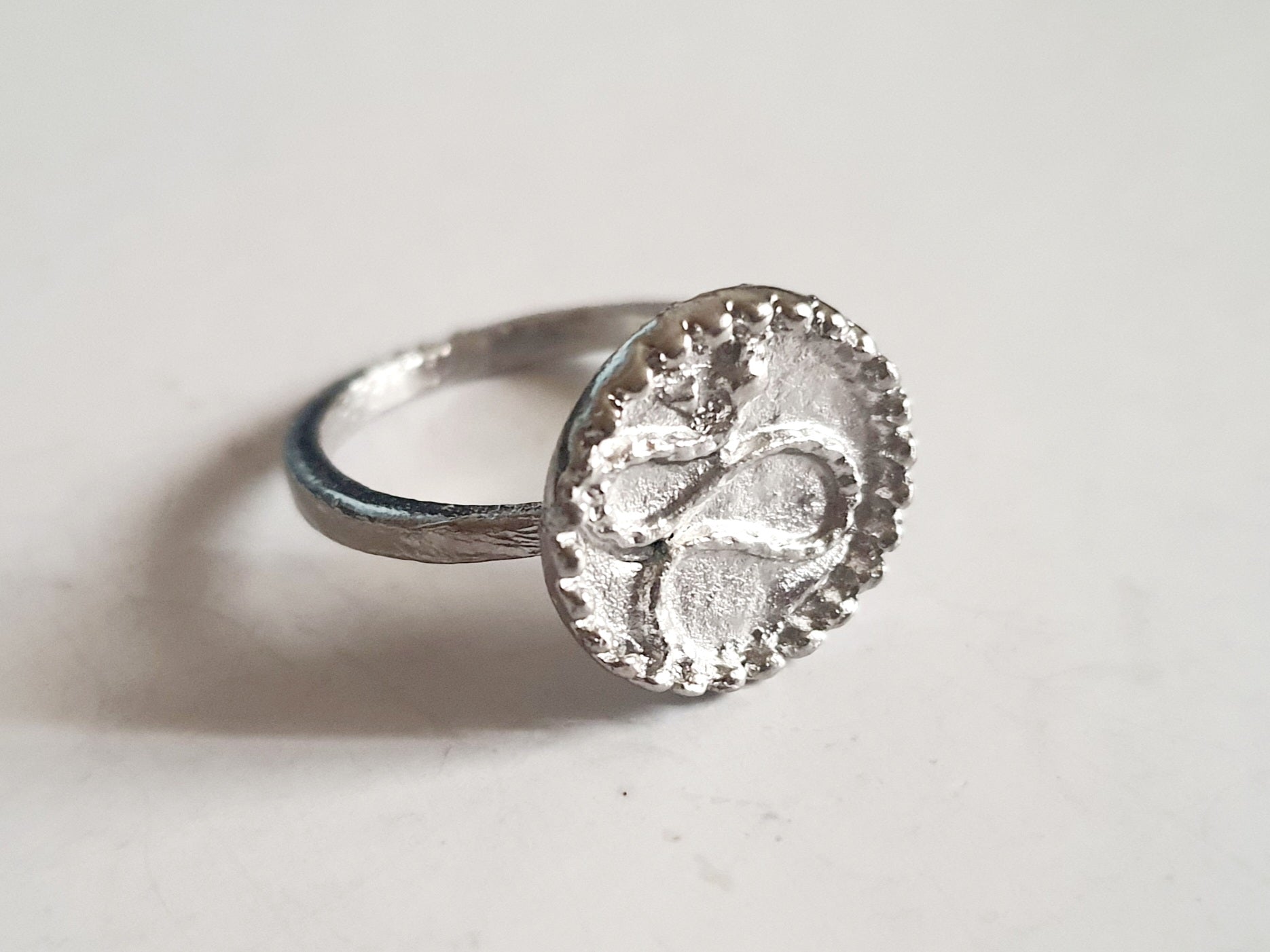 Srebrny pierścionek ze stali nierdzewnej i chirurgicznej z motywem węża na okrągłej tarczy, w stylu vintage i symbolicznym, rozmiar 16 mm. Wodoodporny, hipoalergiczny, jakość premium. Rouge Bizu.