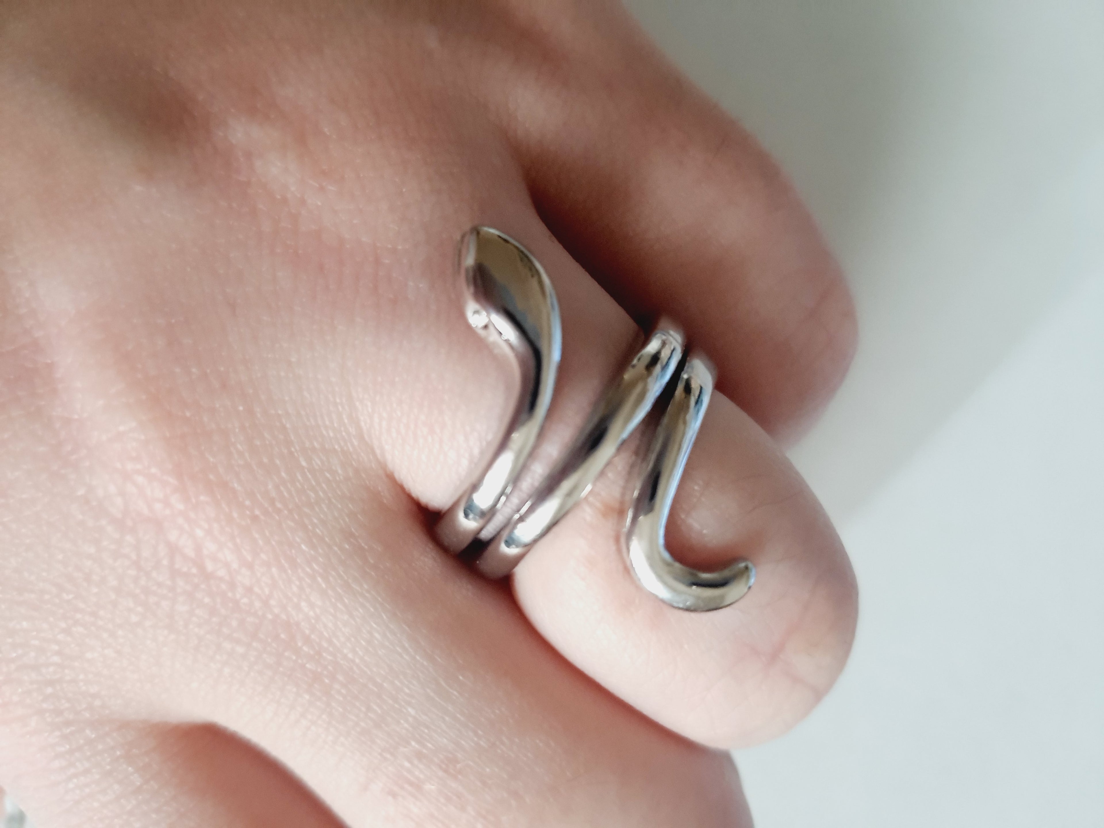 Srebrny pierścionek ze stali nierdzewnej i chirurgicznej w kształcie węża, spiralny design, rozmiar 17 mm. Styl artystyczny i symboliczny. Wodoodporny, hipoalergiczny, jakość premium. Rouge Bizu.