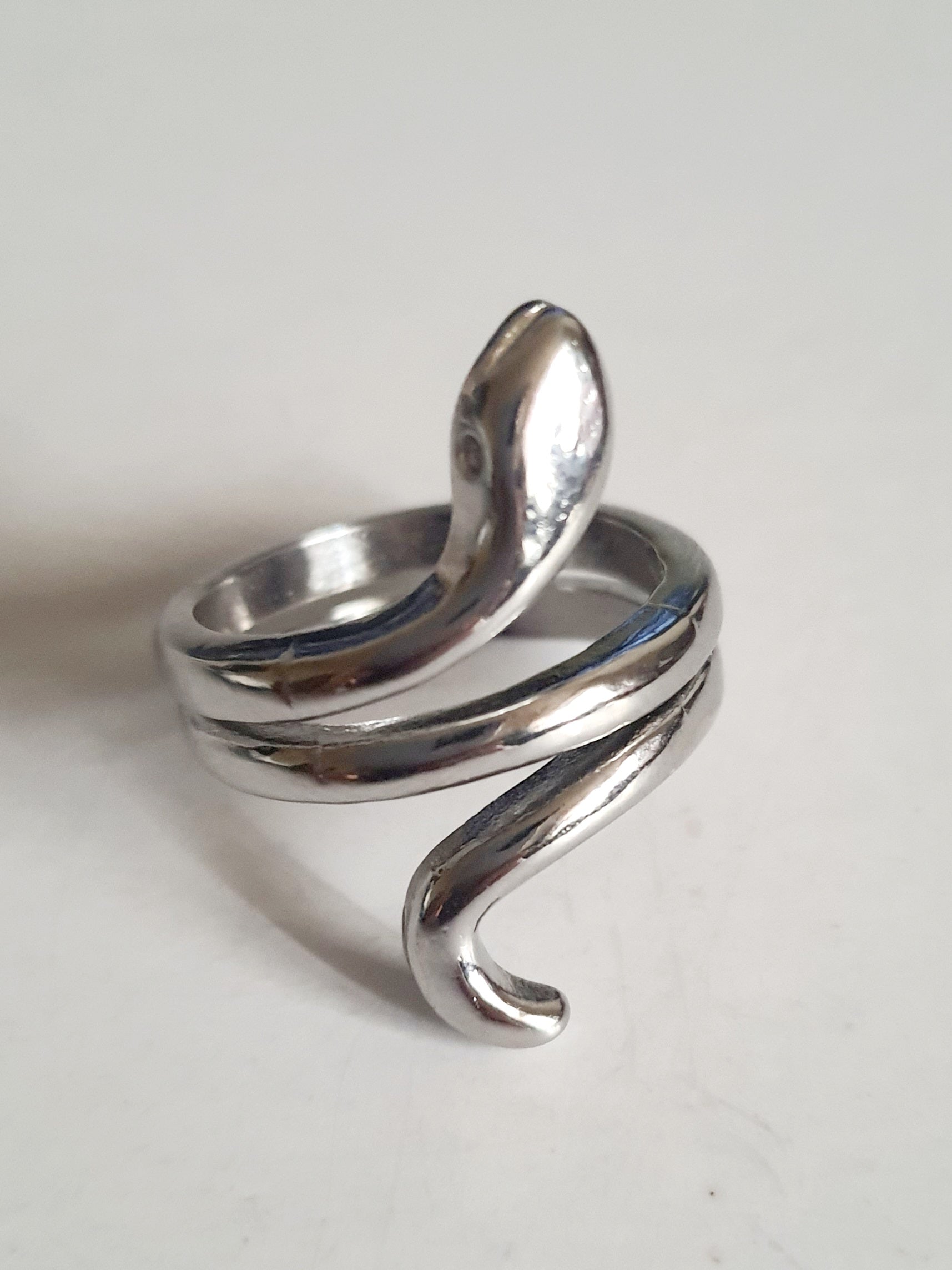 Srebrny pierścionek ze stali nierdzewnej i chirurgicznej w kształcie węża, spiralny design, rozmiar 17 mm. Styl artystyczny i symboliczny. Wodoodporny, hipoalergiczny, jakość premium. Rouge Bizu.