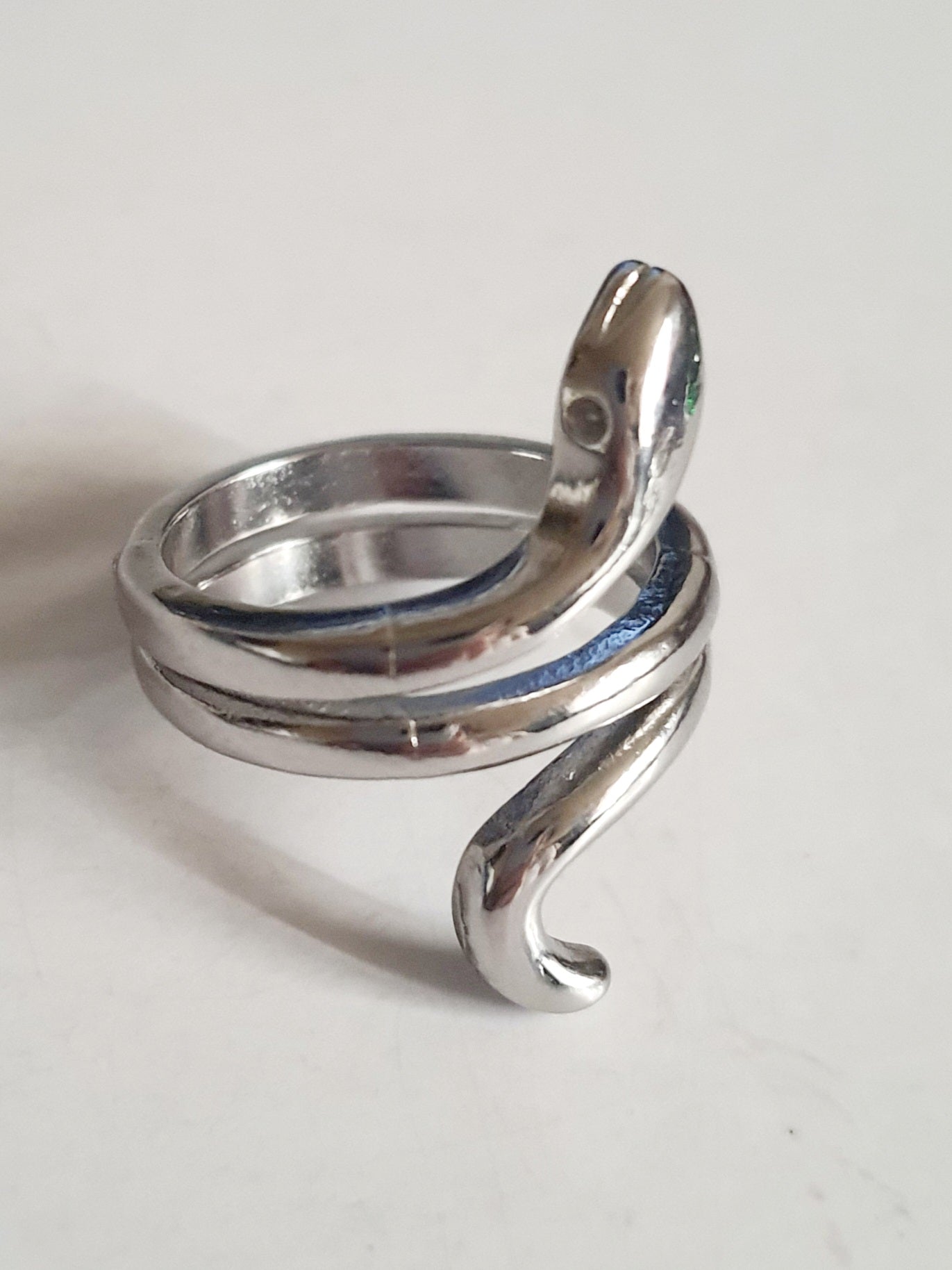 Srebrny pierścionek ze stali nierdzewnej i chirurgicznej w kształcie węża, spiralny design, rozmiar 17 mm. Styl artystyczny i symboliczny. Wodoodporny, hipoalergiczny, jakość premium. Rouge Bizu.