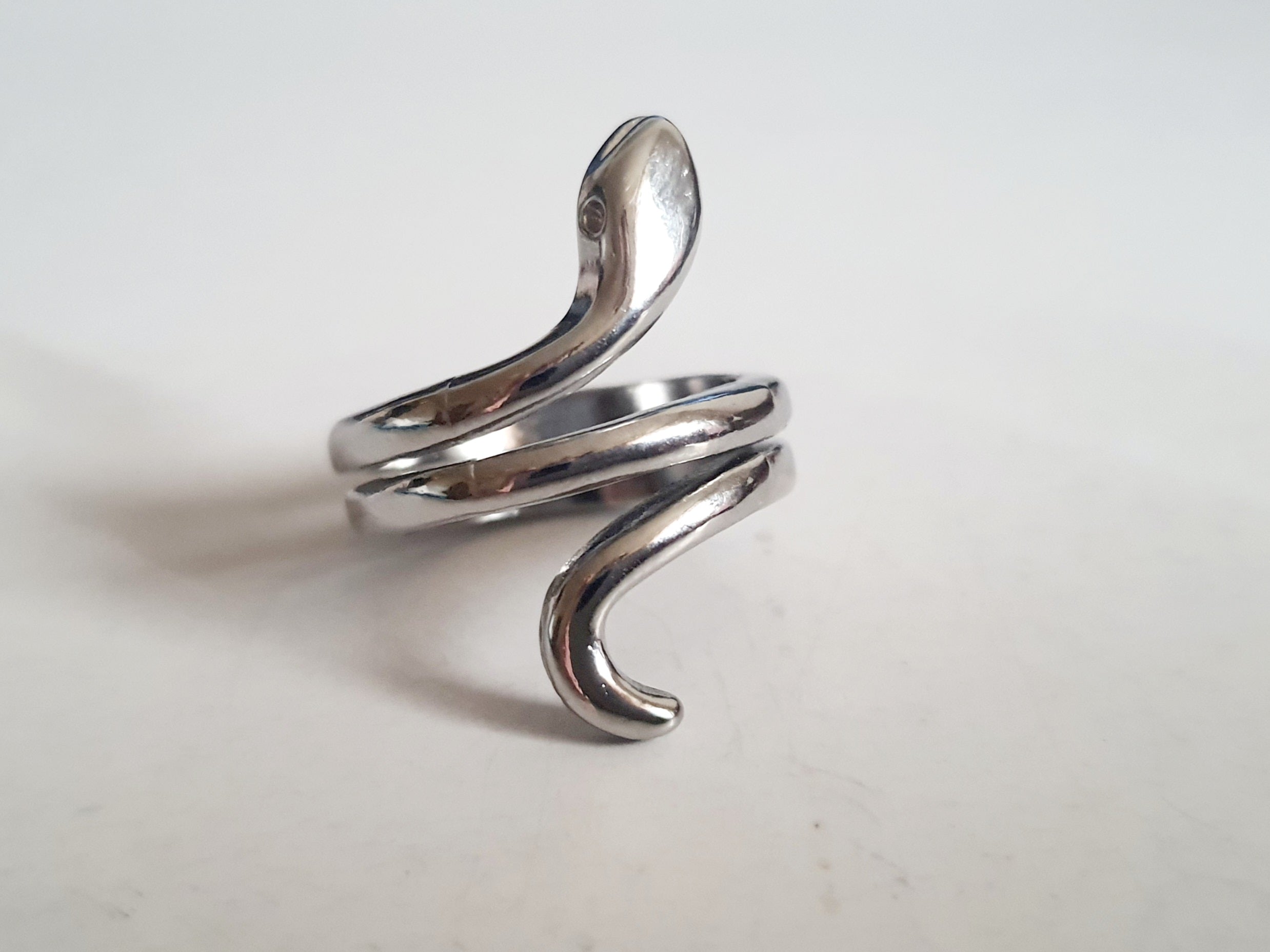 Srebrny pierścionek ze stali nierdzewnej i chirurgicznej w kształcie węża, spiralny design, rozmiar 17 mm. Styl artystyczny i symboliczny. Wodoodporny, hipoalergiczny, jakość premium. Rouge Bizu.