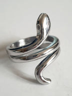 Srebrny pierścionek ze stali nierdzewnej i chirurgicznej w kształcie węża, spiralny design, rozmiar 17 mm. Styl artystyczny i symboliczny. Wodoodporny, hipoalergiczny, jakość premium. Rouge Bizu.