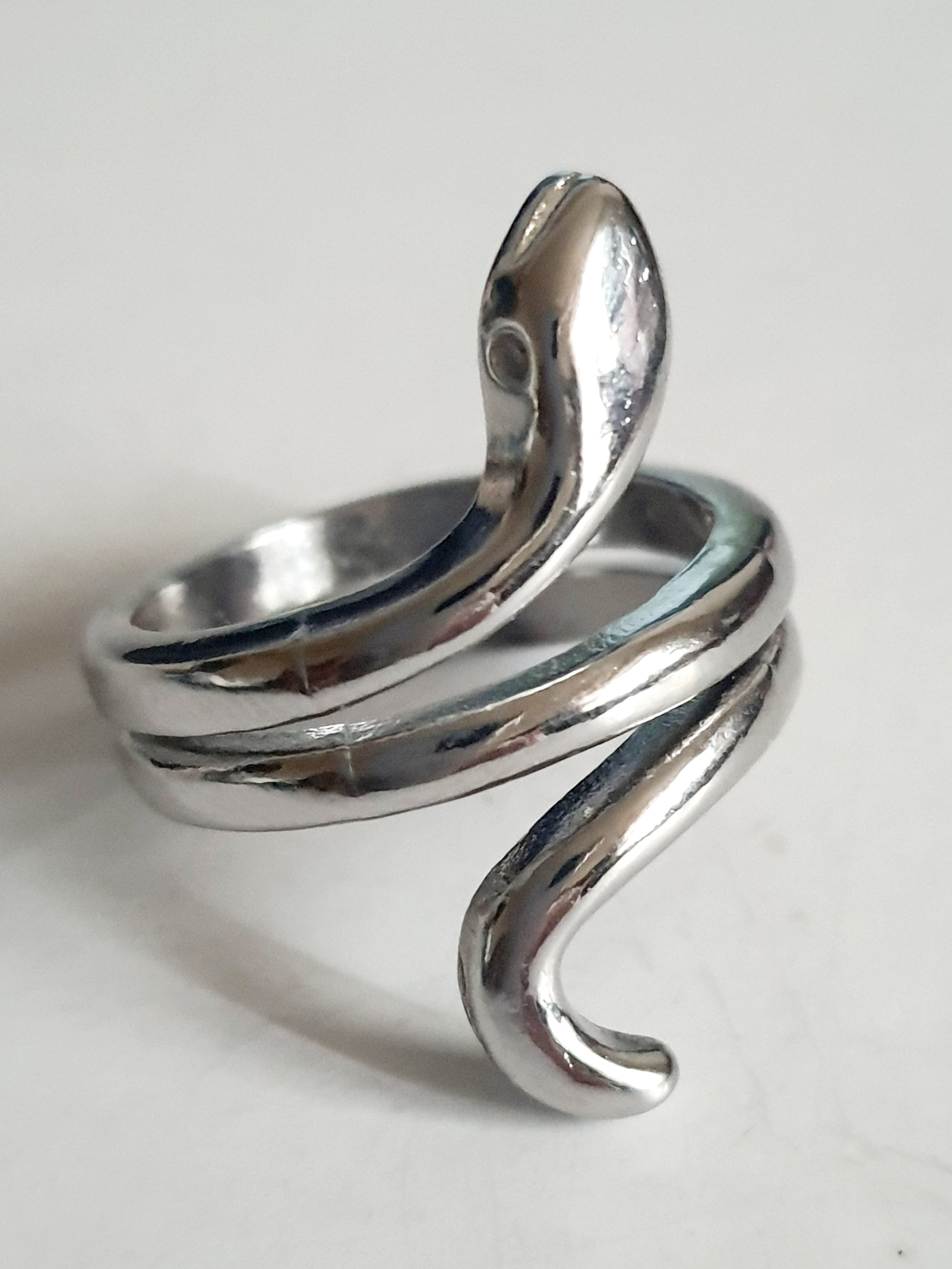 Srebrny pierścionek ze stali nierdzewnej i chirurgicznej w kształcie węża, spiralny design, rozmiar 17 mm. Styl artystyczny i symboliczny. Wodoodporny, hipoalergiczny, jakość premium. Rouge Bizu.