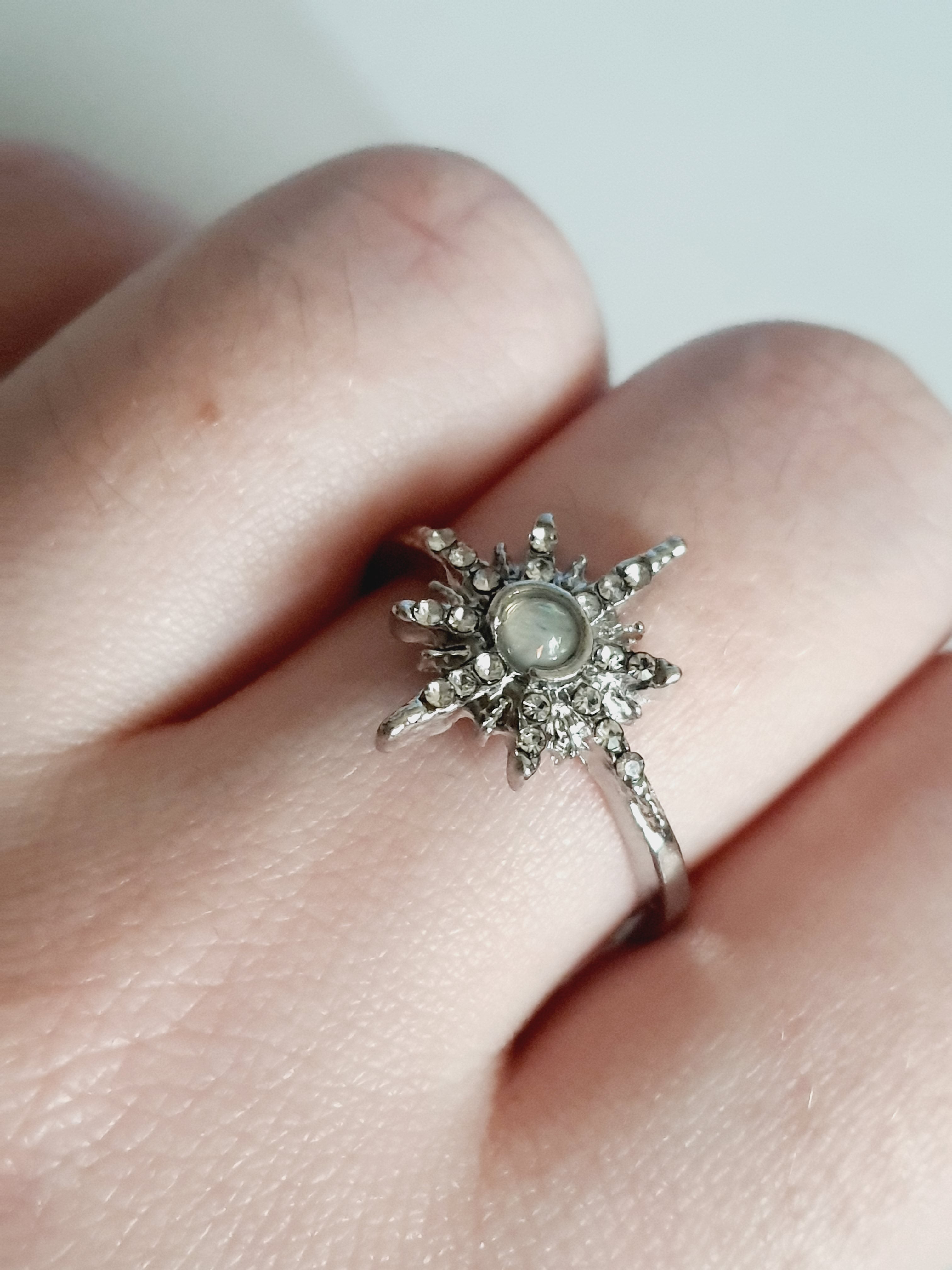 Srebrny pierścionek ze stali nierdzewnej i chirurgicznej z opalizującym kamieniem i cyrkoniami w kształcie gwiazdy, styl glamour i romantyczny, rozmiar 18 mm. Wodoodporny, hipoalergiczny, jakość premium. Rouge Bizu.