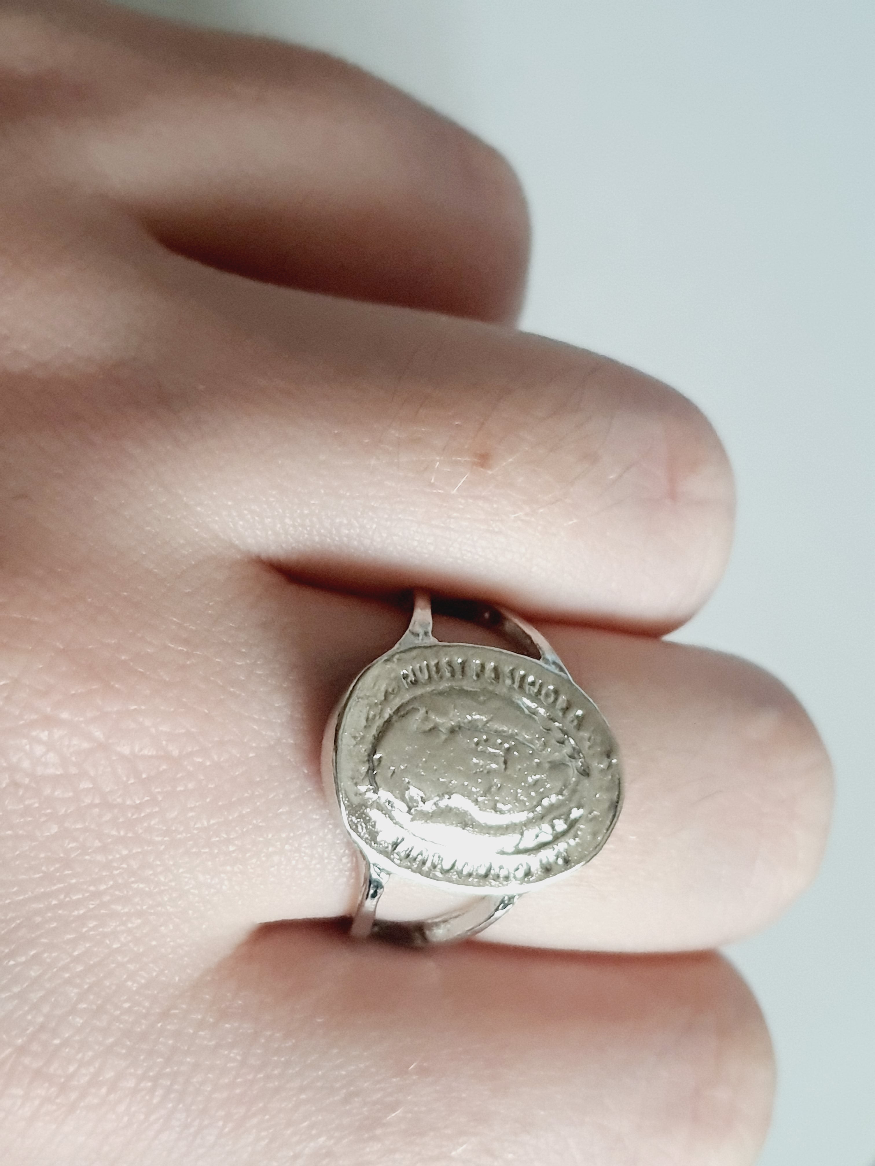 Srebrny pierścionek ze stali nierdzewnej i chirurgicznej z owalnym medalionem sakralnym w stylu vintage, rozmiar 18 mm. Wodoodporny, hipoalergiczny, jakość premium. Rouge Bizu.