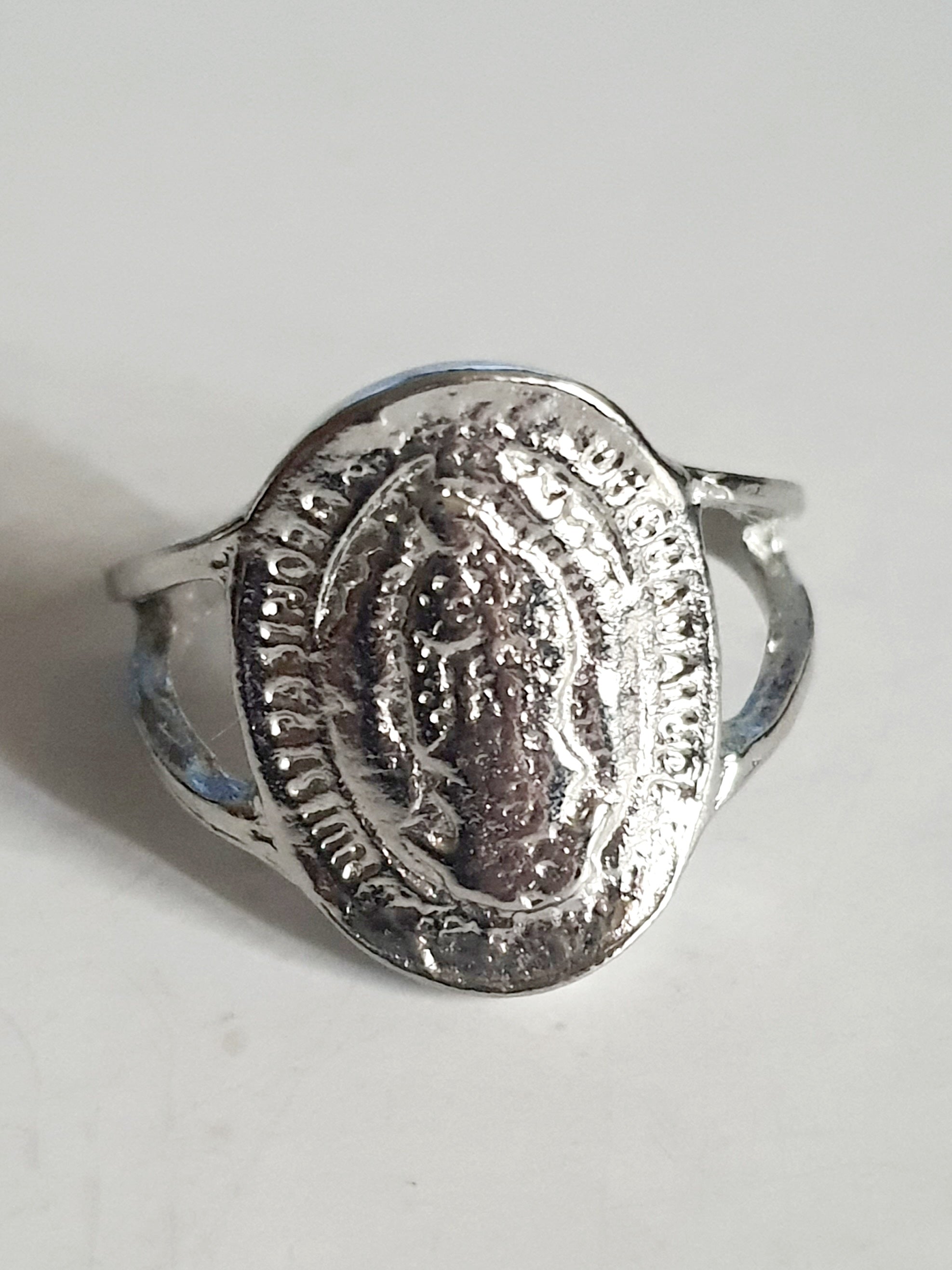 Srebrny pierścionek ze stali nierdzewnej i chirurgicznej z owalnym medalionem sakralnym w stylu vintage, rozmiar 18 mm. Wodoodporny, hipoalergiczny, jakość premium. Rouge Bizu.