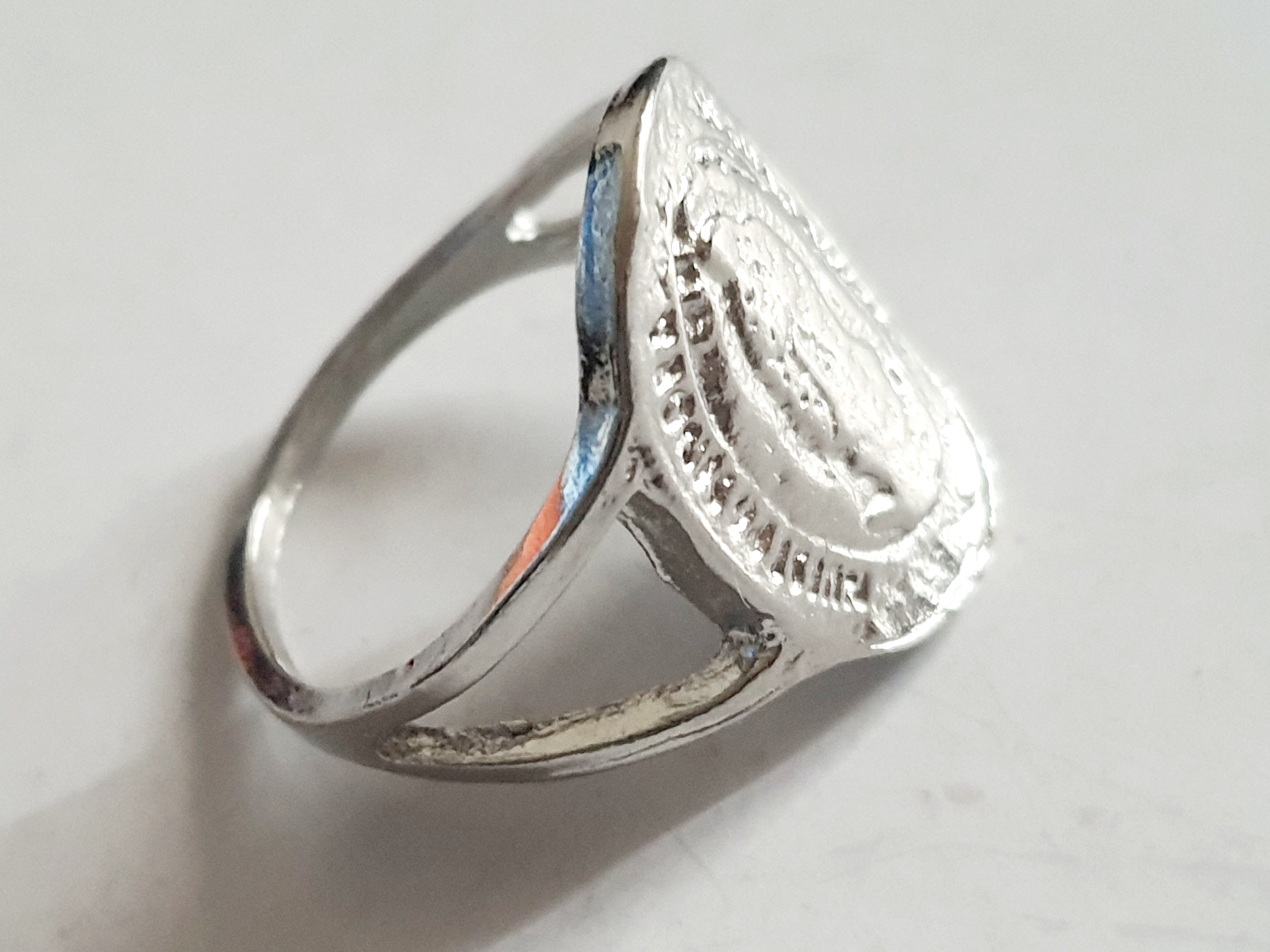 Srebrny pierścionek ze stali nierdzewnej i chirurgicznej z owalnym medalionem sakralnym w stylu vintage, rozmiar 18 mm. Wodoodporny, hipoalergiczny, jakość premium. Rouge Bizu.