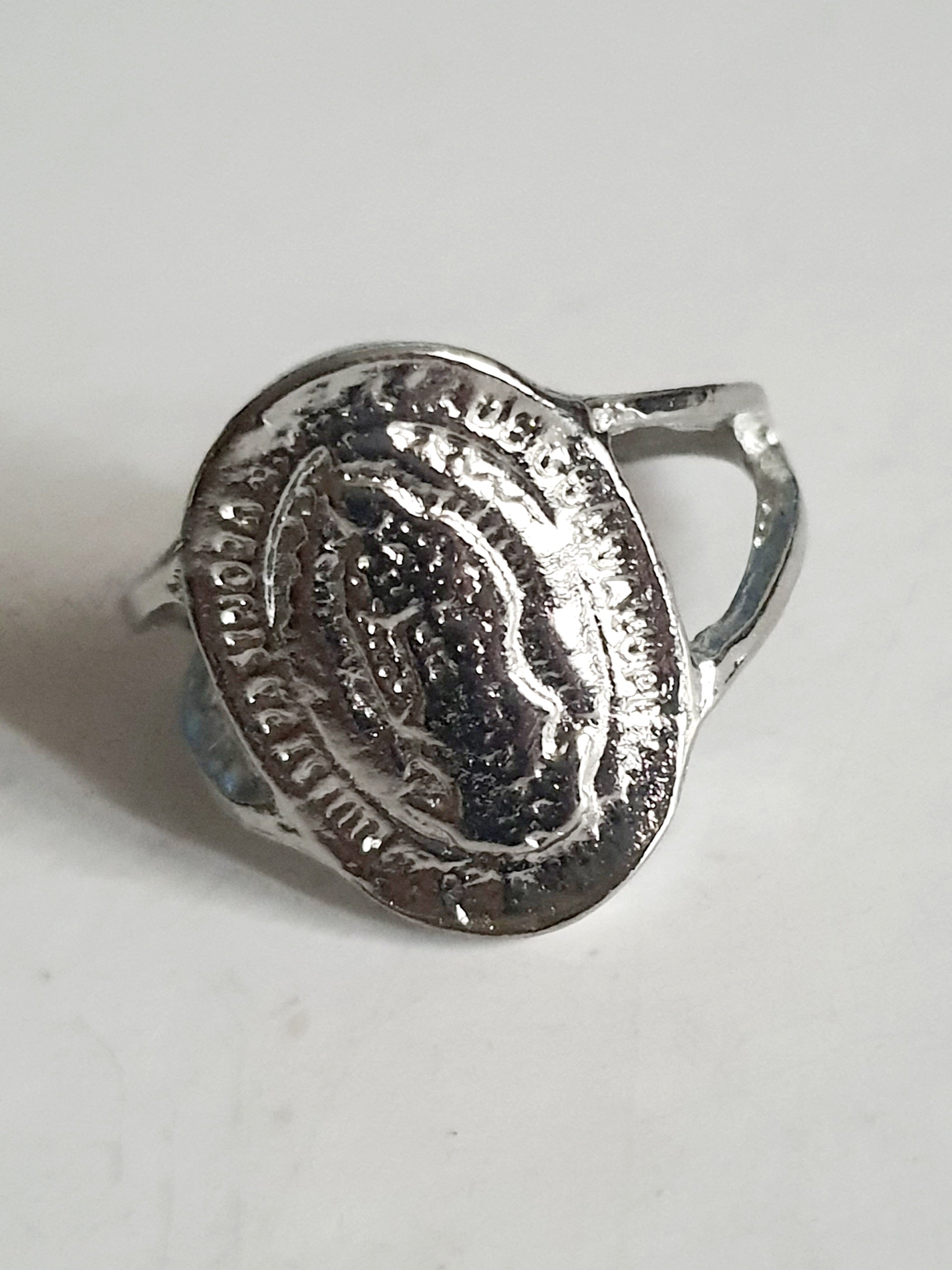 Srebrny pierścionek ze stali nierdzewnej i chirurgicznej z owalnym medalionem sakralnym w stylu vintage, rozmiar 18 mm. Wodoodporny, hipoalergiczny, jakość premium. Rouge Bizu.